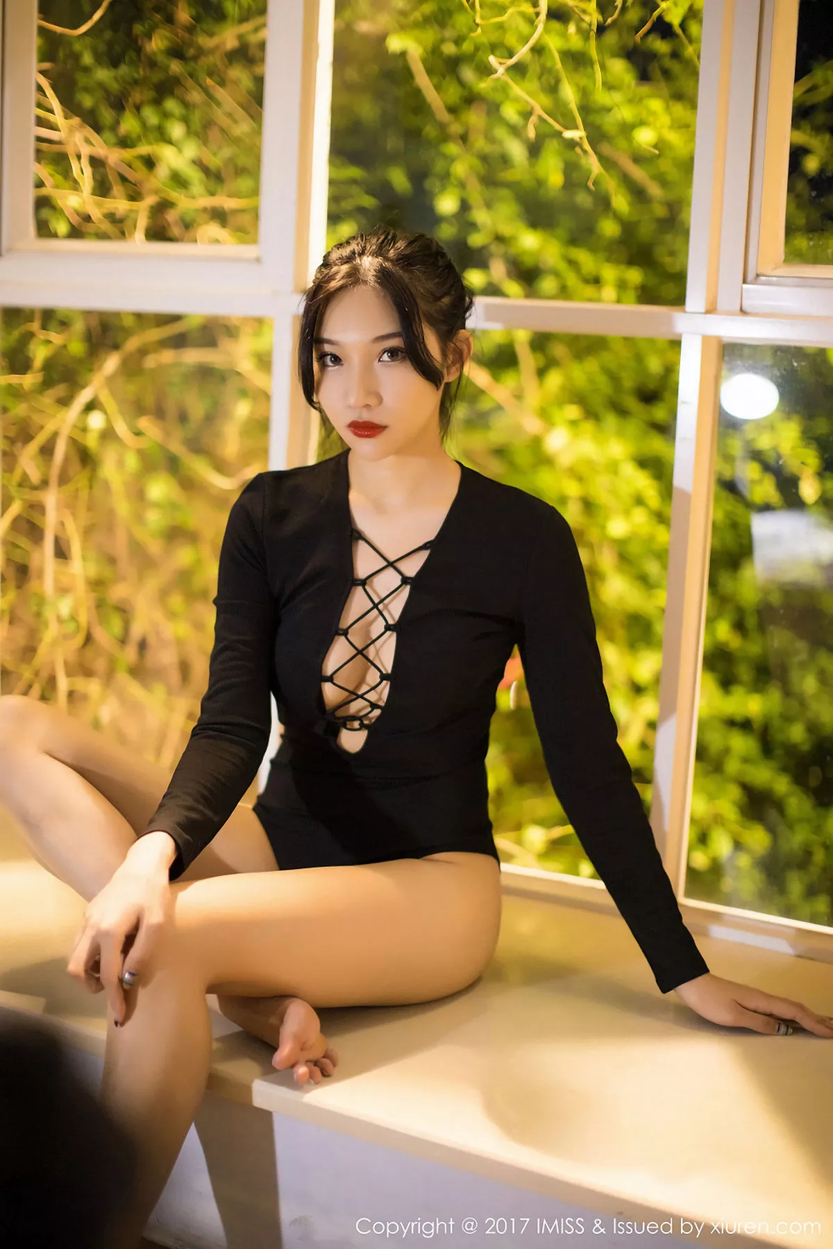 秀人集.com_[IMISS爱蜜社]Vol.194_嫩模小狐狸Sica黑色情趣睡衣加黑色高叉开胸衣完美诱惑写真51P