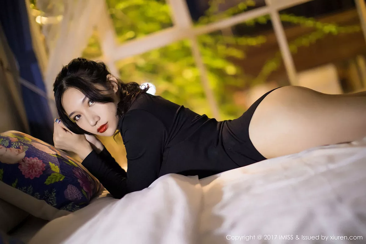 秀人集.com_[IMISS爱蜜社]Vol.194_嫩模小狐狸Sica黑色情趣睡衣加黑色高叉开胸衣完美诱惑写真51P