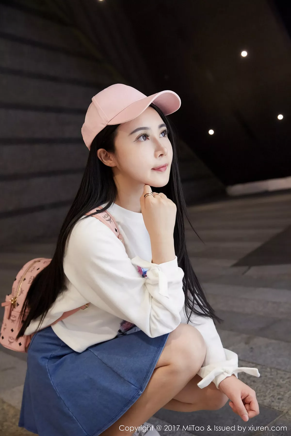 秀人集.com_[MiiTao蜜桃社]Vol.084_嫩模萱萱Cecilia白色低胸上衣配紧身牛仔裤秀完美曲线写真50P