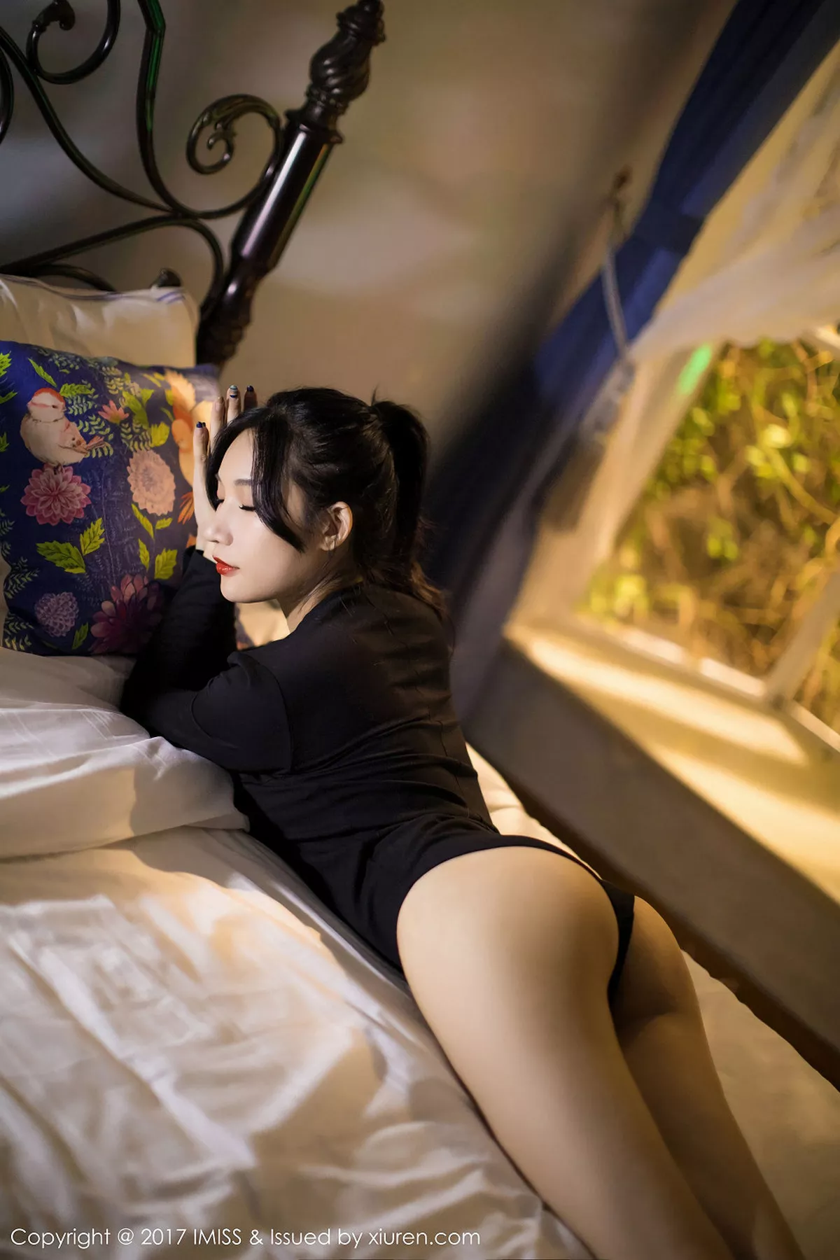 秀人集.com_[IMISS爱蜜社]Vol.194_嫩模小狐狸Sica黑色情趣睡衣加黑色高叉开胸衣完美诱惑写真51P