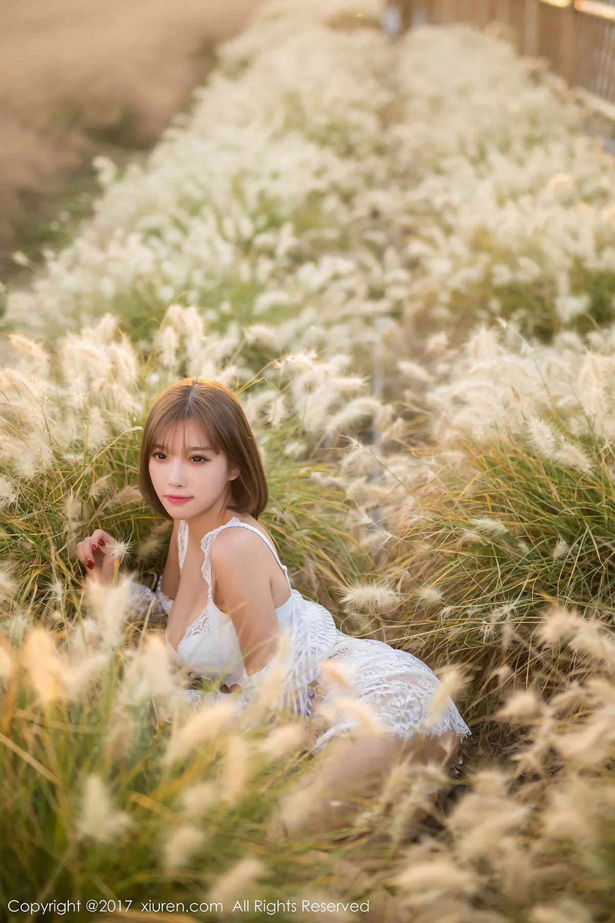 秀人集.com_[XiuRen秀人网]No.847_甜美女神杨晨晨户外花丛中白色蕾丝内衣秀完美身材性感写真50P