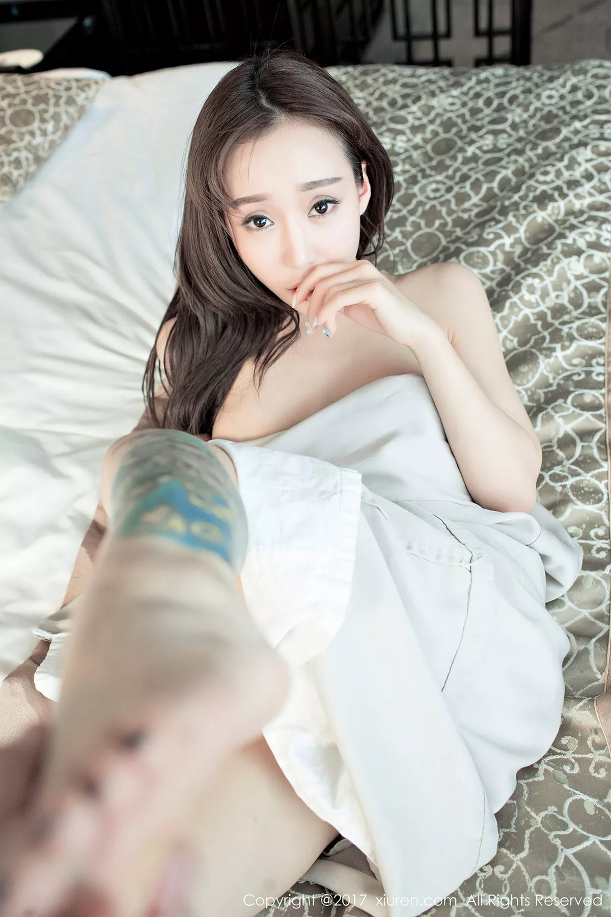 秀人集.com_[XiuRen秀人网]No.821_网红嫩模顾灿床上半脱睡袍秀美乳加日系比基尼完美诱惑写真50P