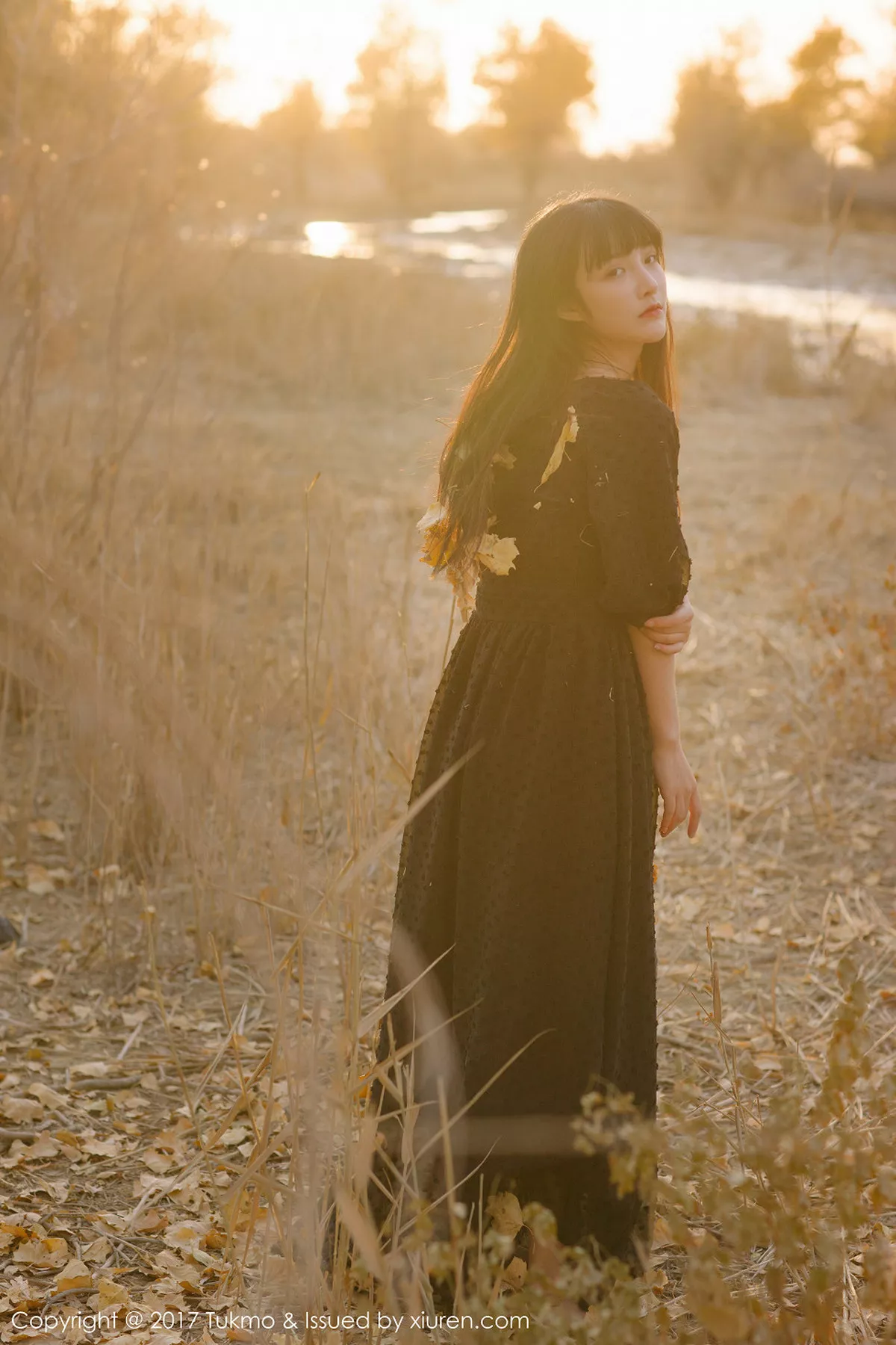 秀人集.com_[Tukmo兔几盟]Vol.104_美女主播之应沙漠旅拍清新连身裙系列唯美迷人写真40P