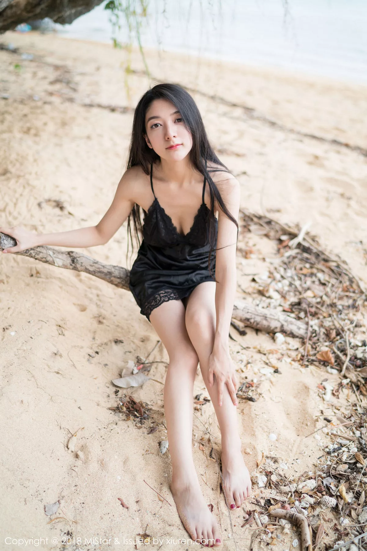 秀人集.com_[MiStar魅妍社]Vol.207_嫩模小热巴甲米旅拍沙滩上开胸毛衣+黑色蕾丝睡裙诱惑写真40P