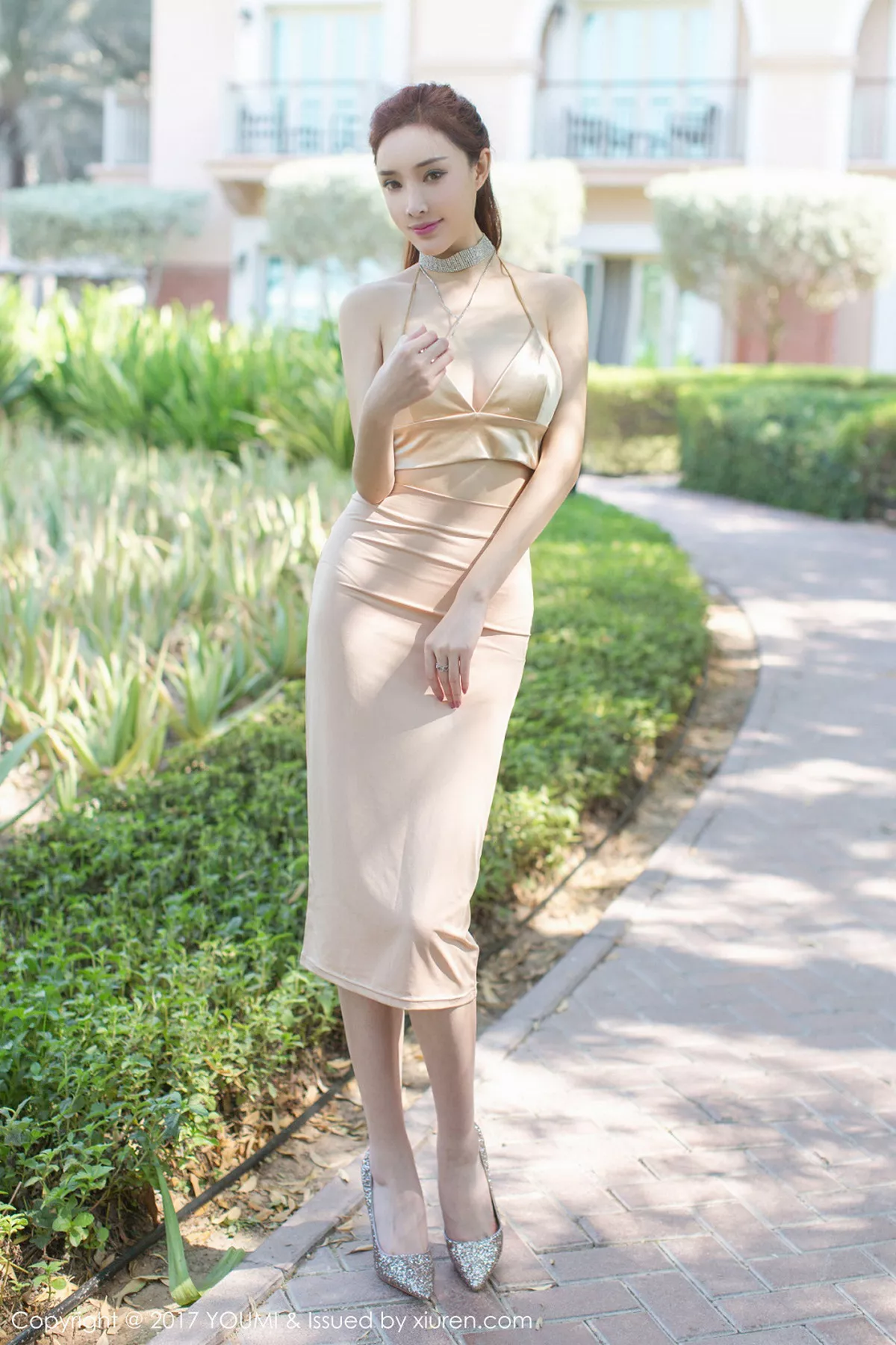 秀人集.com_[YouMi尤蜜荟]Vol.097_女神土肥圆矮挫穷私房内衣全脱上身美乳露点喷血诱惑写真55P