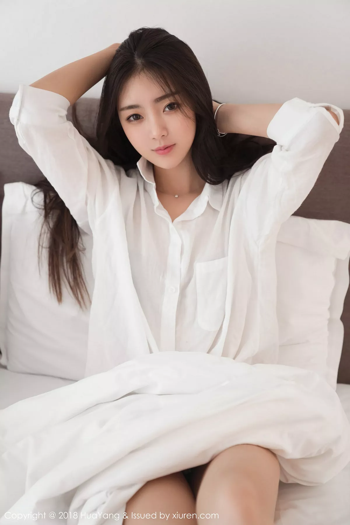 秀人集.com_[HuaYang花漾]Vol.027_嫩模可乐Vicky泰国旅拍居家床上性感白衬衣迷人写真30P