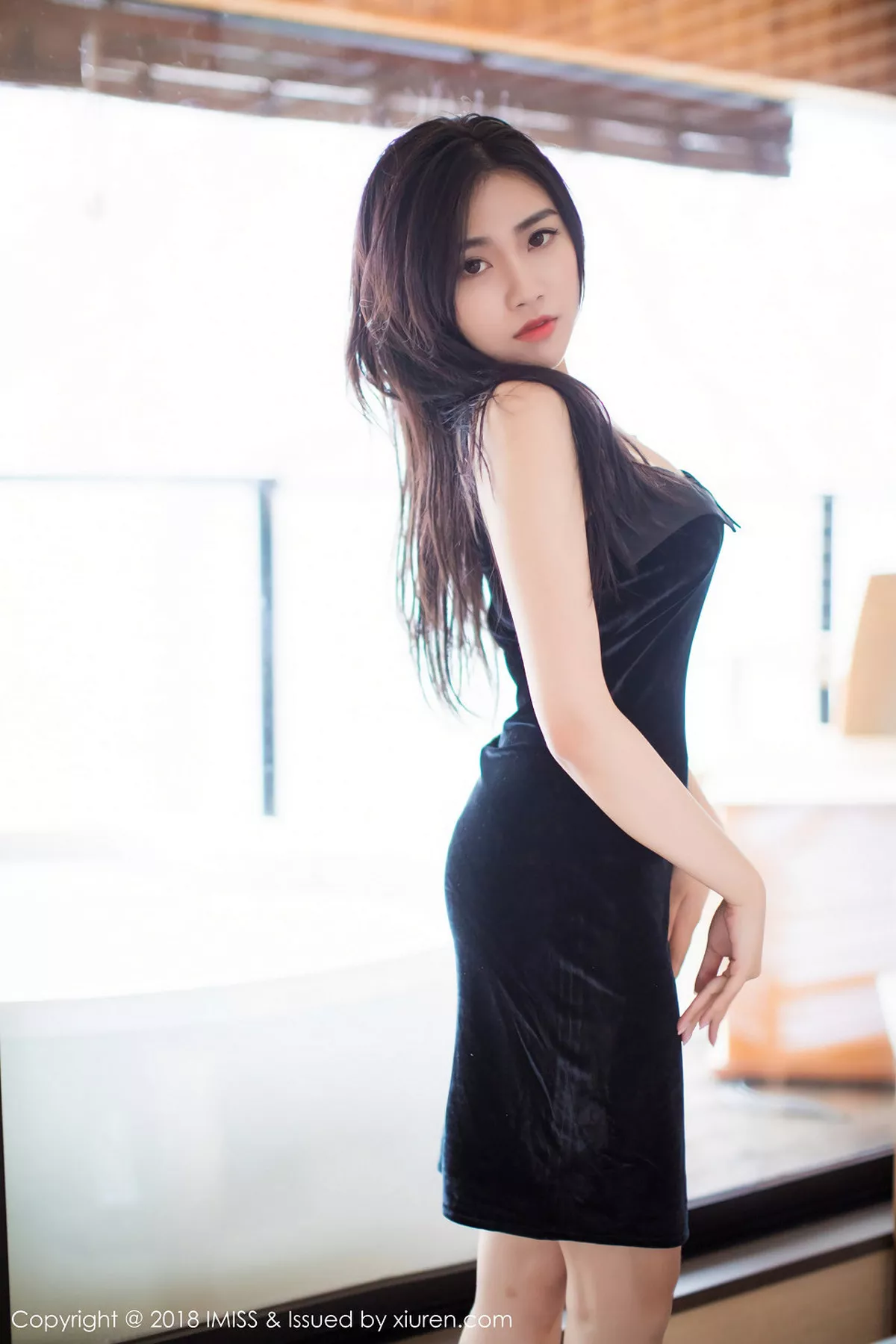 秀人集.com_[IMISS爱蜜社]Vol.213_女神许诺Sabrina北海道旅拍黑色皮衣配黑色内衣完美诱惑写真34P