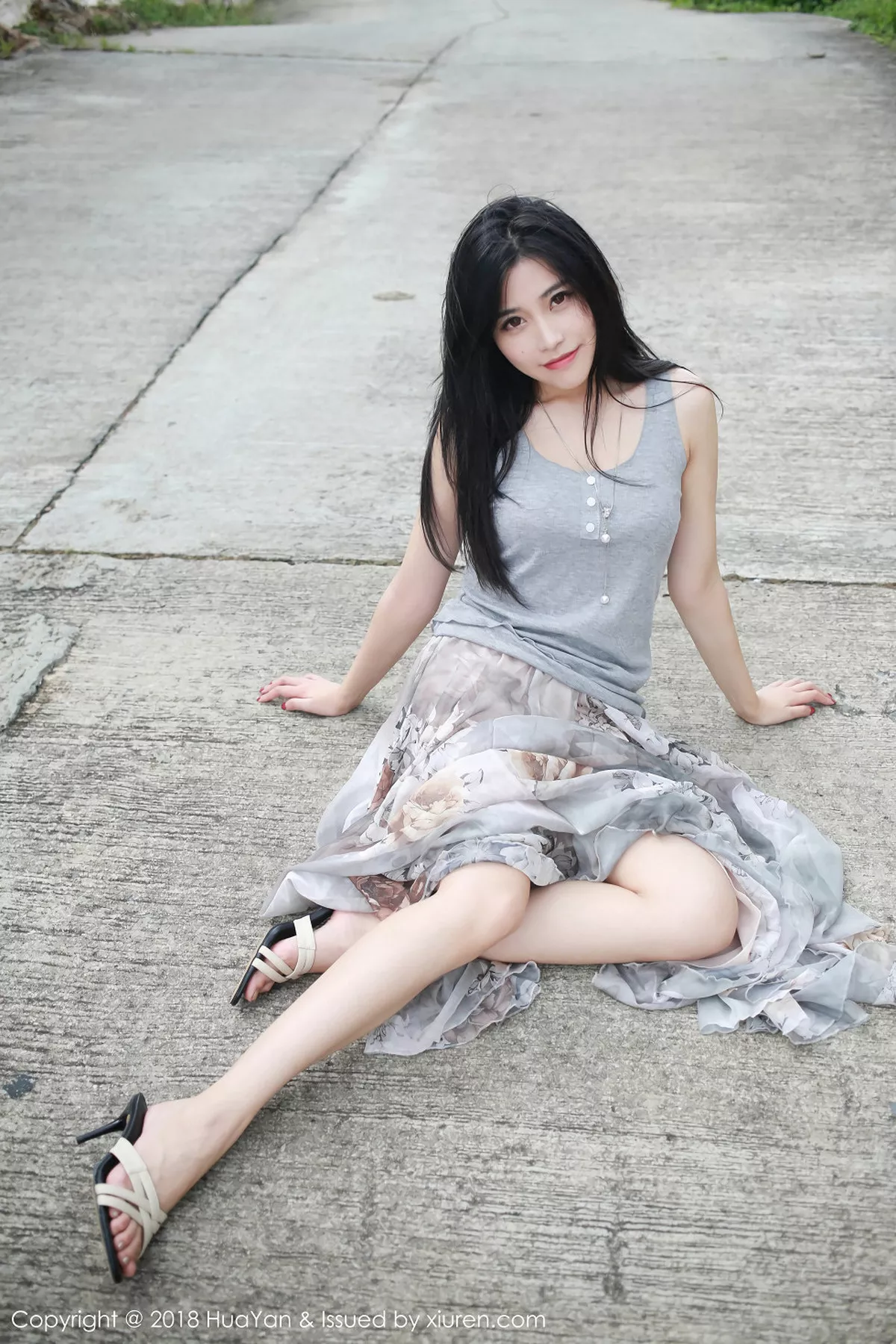 秀人集.com_[HuaYan花の颜]Vol.054_嫩模许诺Sabrina苏梅岛旅拍灰色吊带背心清新迷人写真30P