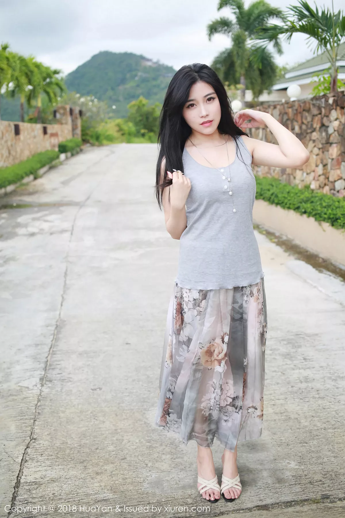 秀人集.com_[HuaYan花の颜]Vol.054_嫩模许诺Sabrina苏梅岛旅拍灰色吊带背心清新迷人写真30P