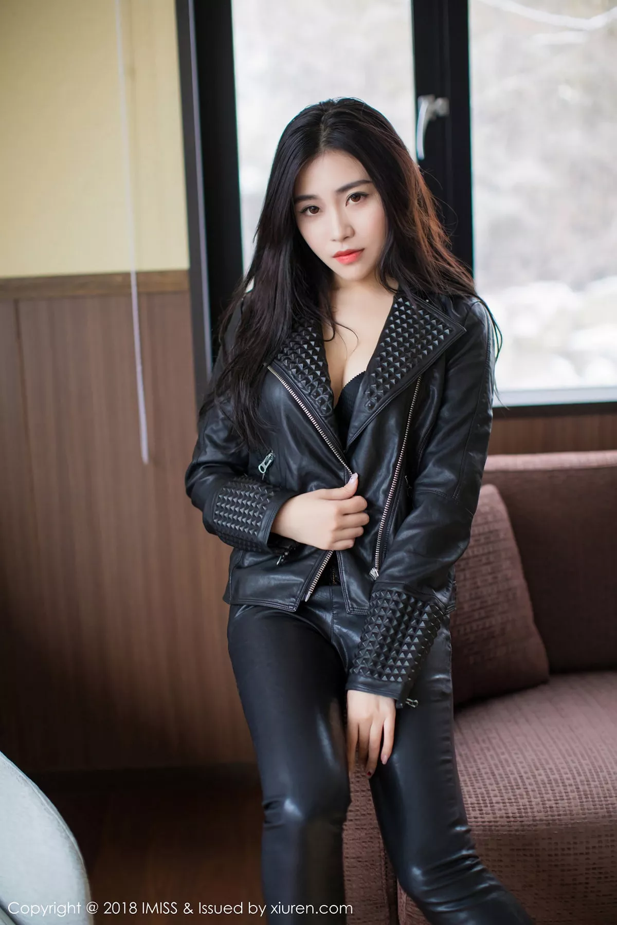 秀人集.com_[IMISS爱蜜社]Vol.213_女神许诺Sabrina北海道旅拍黑色皮衣配黑色内衣完美诱惑写真34P