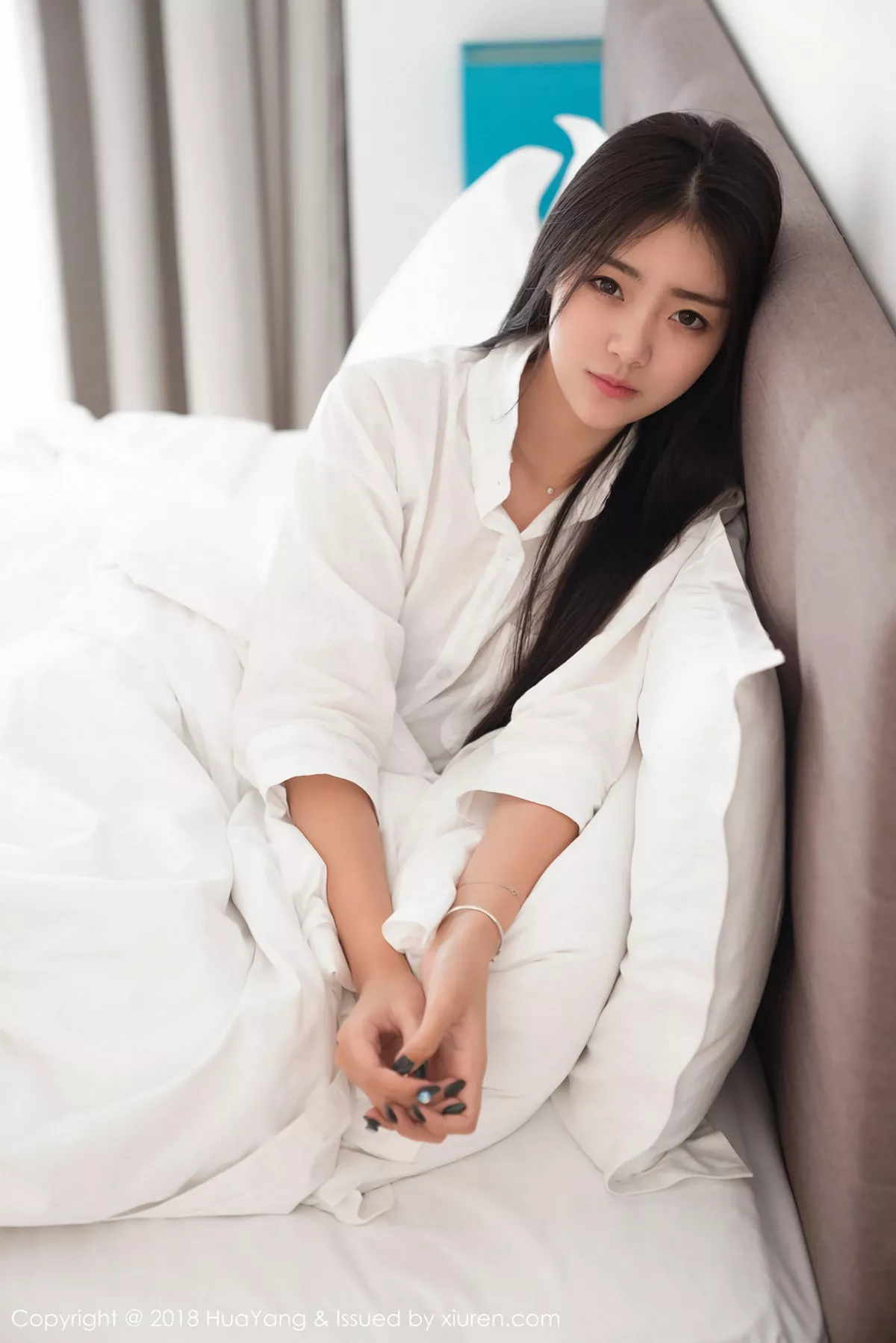 秀人集.com_[HuaYang花漾]Vol.027_嫩模可乐Vicky泰国旅拍居家床上性感白衬衣迷人写真30P