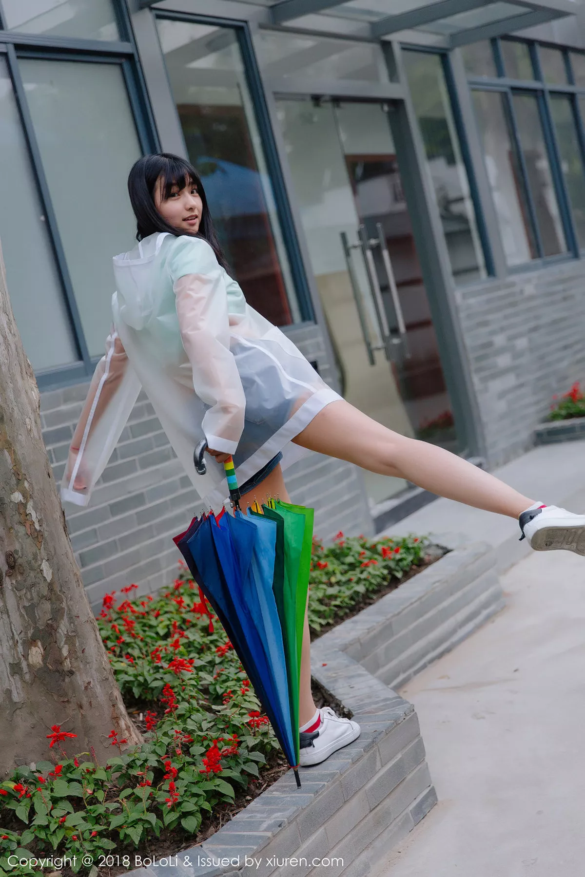 秀人集.com_[Tukmo兔几盟]Vol.106_嫩模球球雨天公园透明雨衣秀性感牛仔热裤迷人写真38P