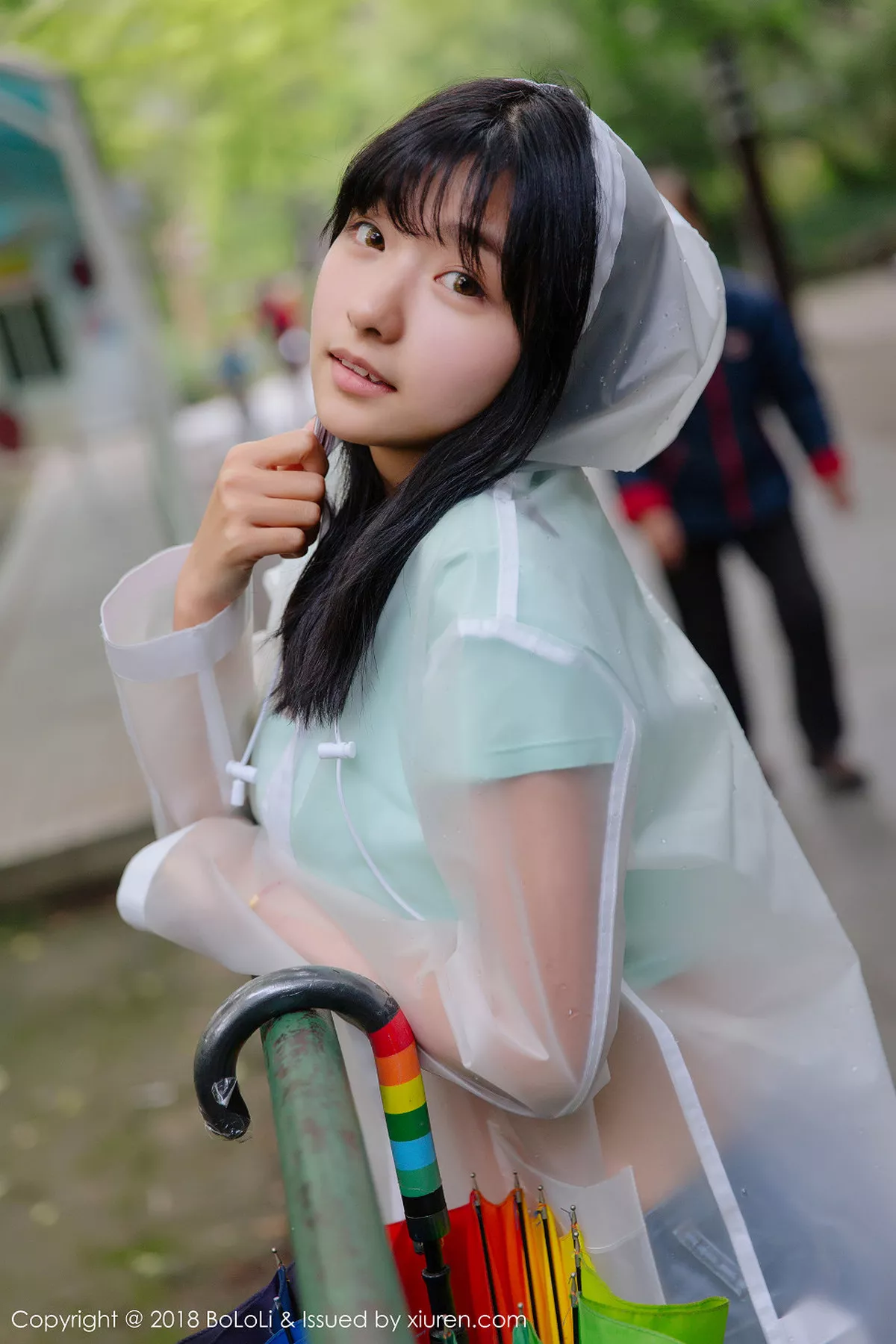 秀人集.com_[Tukmo兔几盟]Vol.106_嫩模球球雨天公园透明雨衣秀性感牛仔热裤迷人写真38P