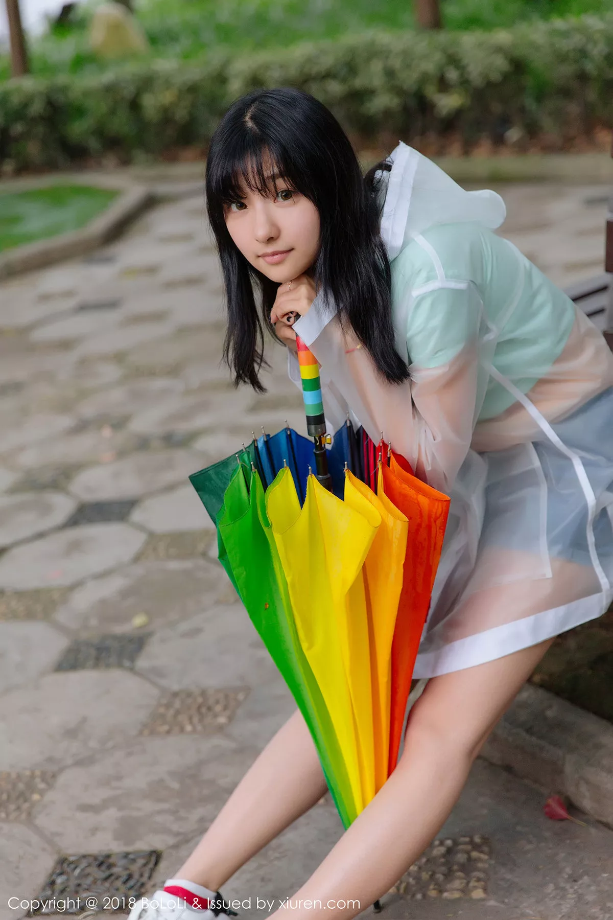 秀人集.com_[Tukmo兔几盟]Vol.106_嫩模球球雨天公园透明雨衣秀性感牛仔热裤迷人写真38P