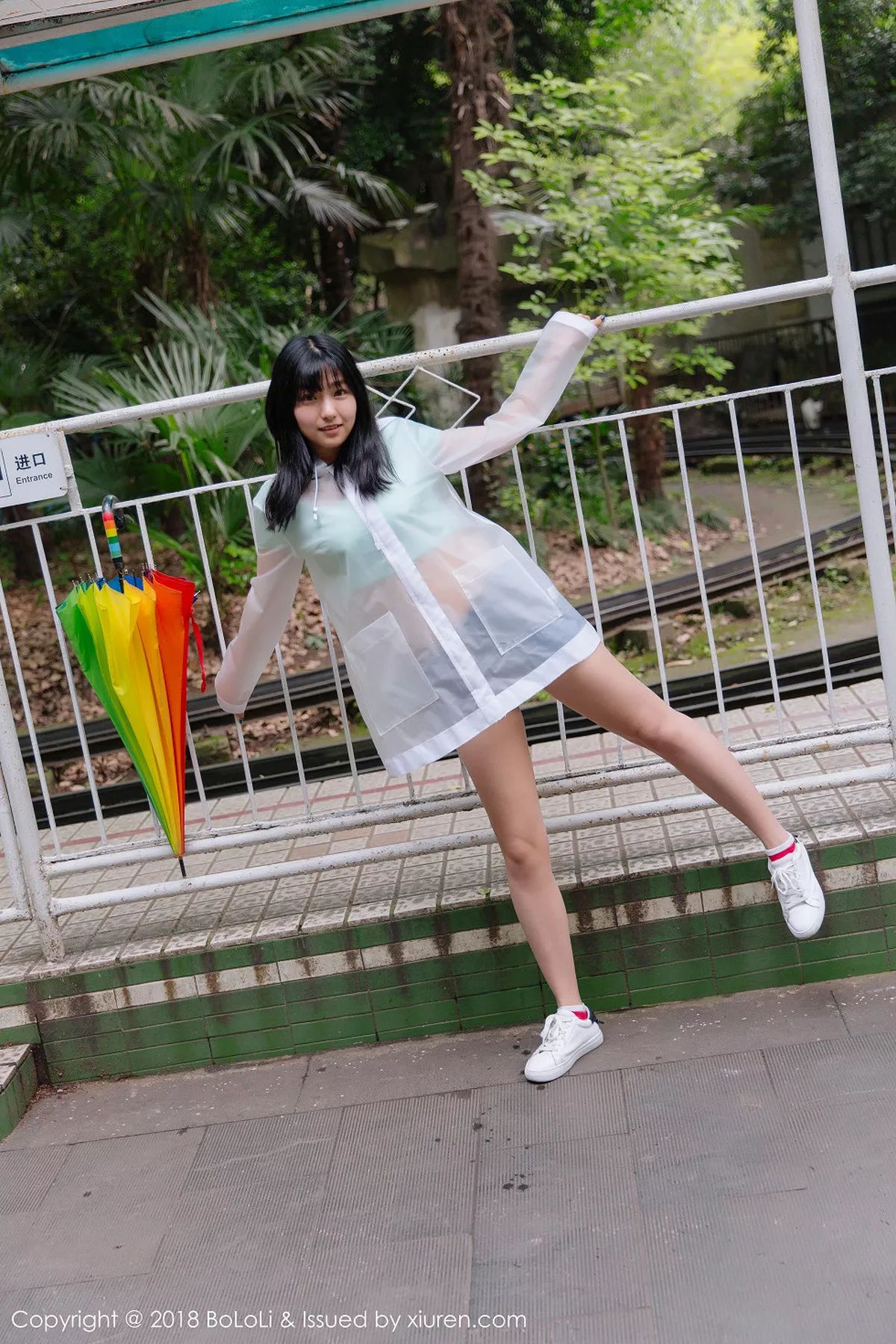 秀人集.com_[Tukmo兔几盟]Vol.106_嫩模球球雨天公园透明雨衣秀性感牛仔热裤迷人写真38P