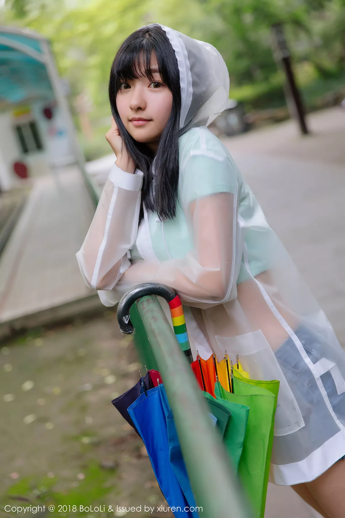 秀人集.com_[Tukmo兔几盟]Vol.106_嫩模球球雨天公园透明雨衣秀性感牛仔热裤迷人写真38P