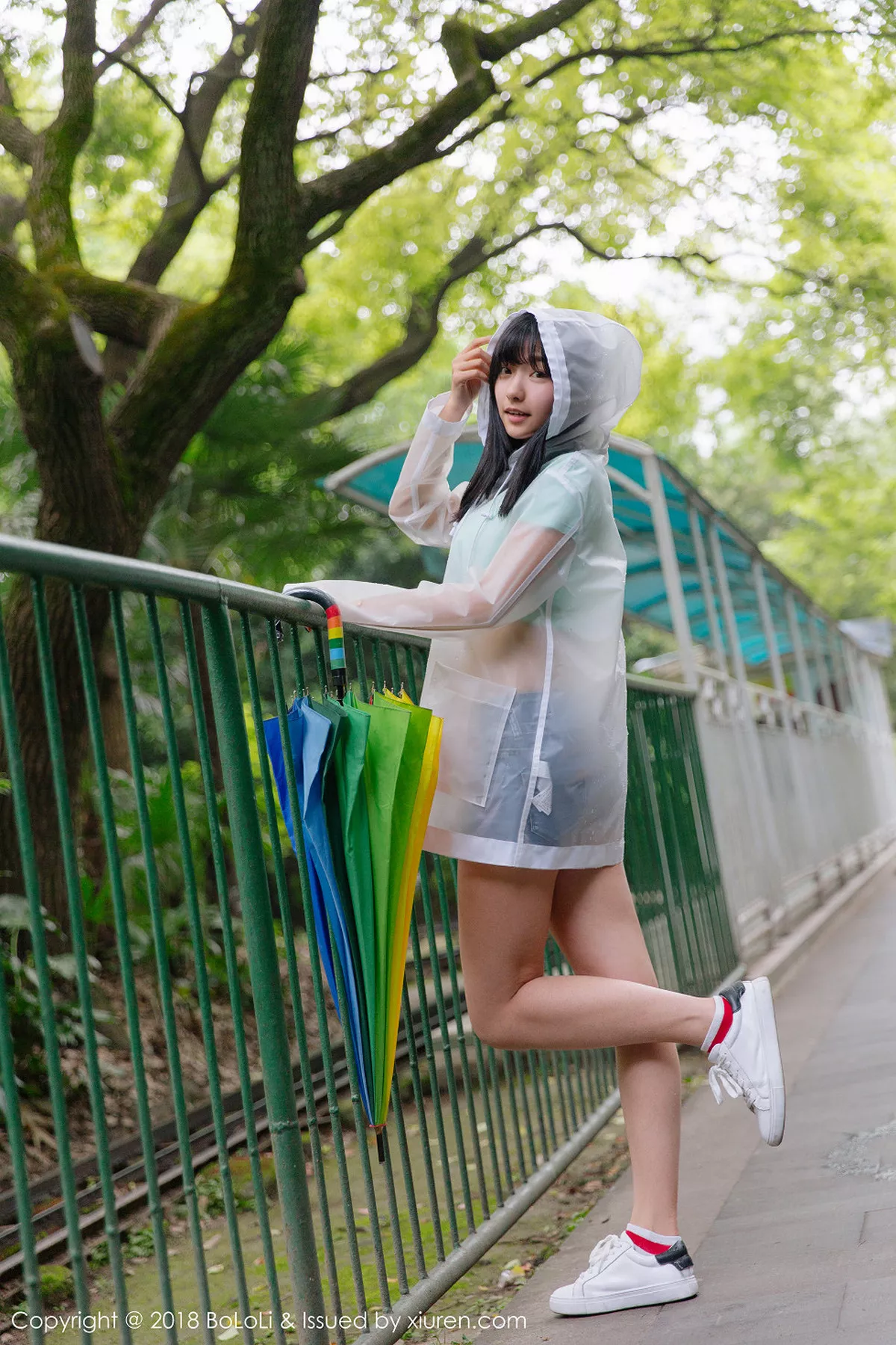 秀人集.com_[Tukmo兔几盟]Vol.106_嫩模球球雨天公园透明雨衣秀性感牛仔热裤迷人写真38P