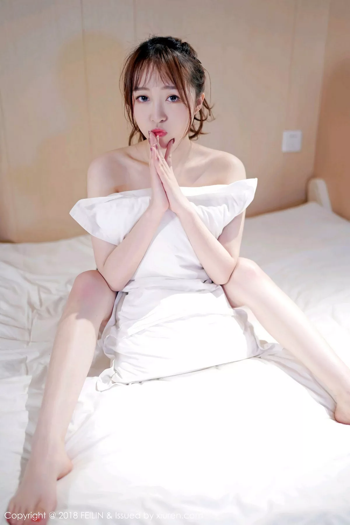 秀人集.com_[FeiLin嗲囡囡]Vol.132_清纯妹子yumi黄奕清居家床上大尺度全裸奶油遮点喷血诱惑写真40P