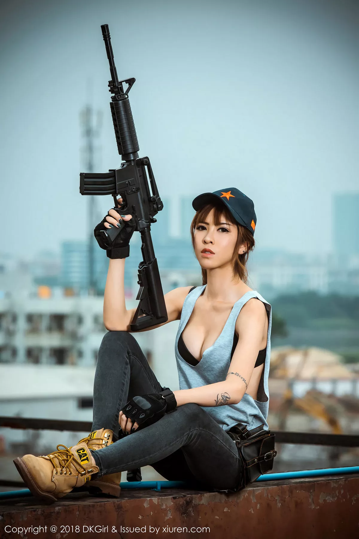 秀人集.com_[DKGirl御女郎]Vol.065_嫩模蔡乐儿绝地求生代言户外持枪野性迷人写真50P