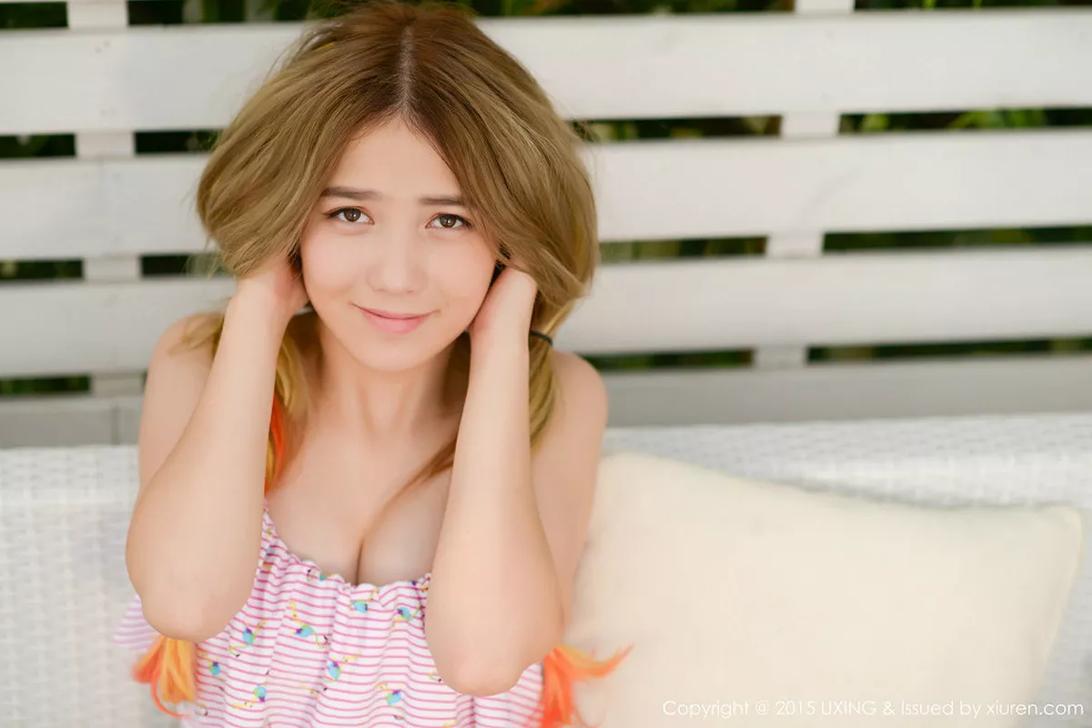 秀人集.com_[UXING优星馆]Vol.032_嫩模懒桃子抹胸内衣半露酥胸夸张表情性感写真50P