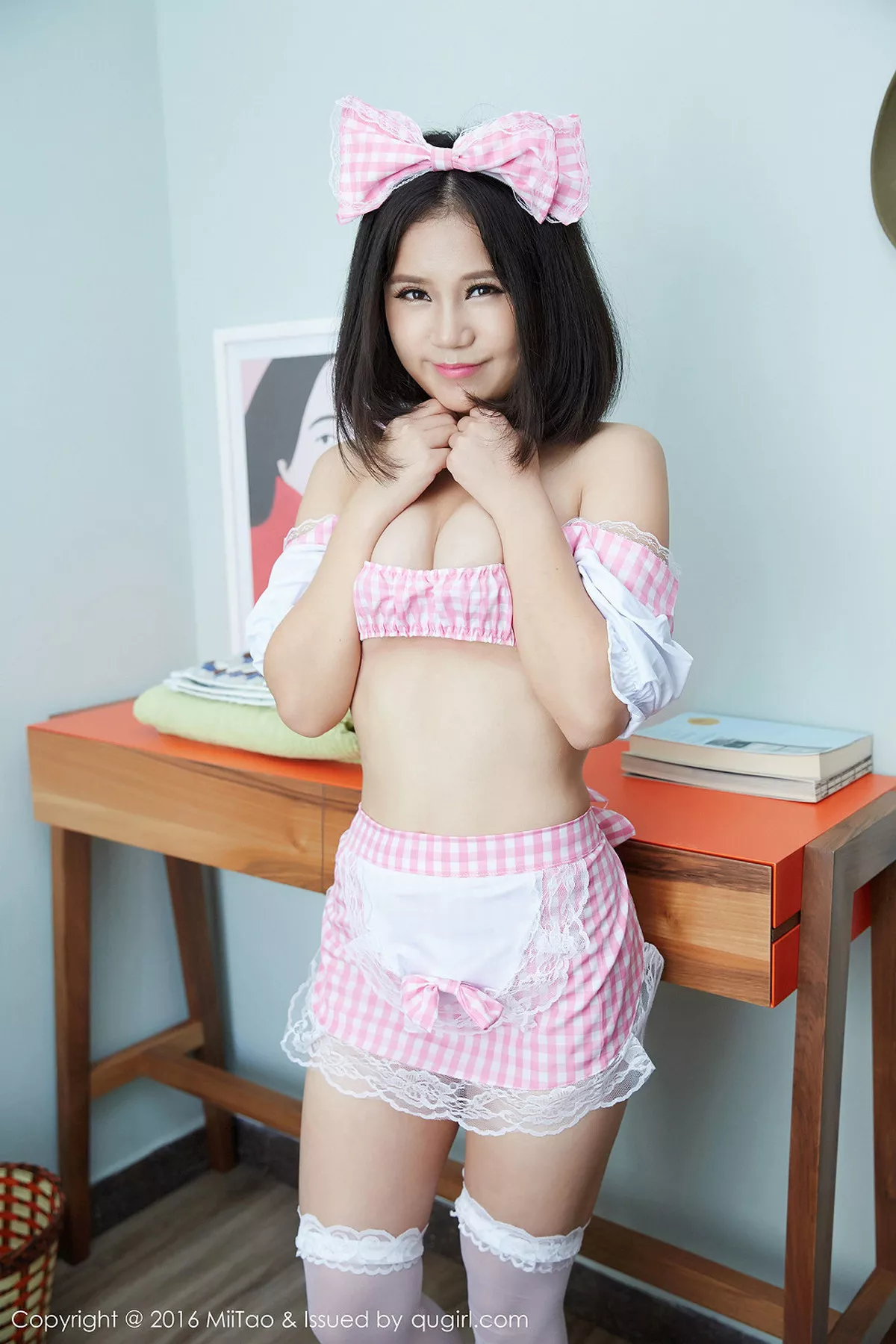 秀人集.com_[MiiTao蜜桃社]Vol.021_嫩模唐佳怡可爱女仆装丁字裤白色蕾丝袜性感美腿写真49P