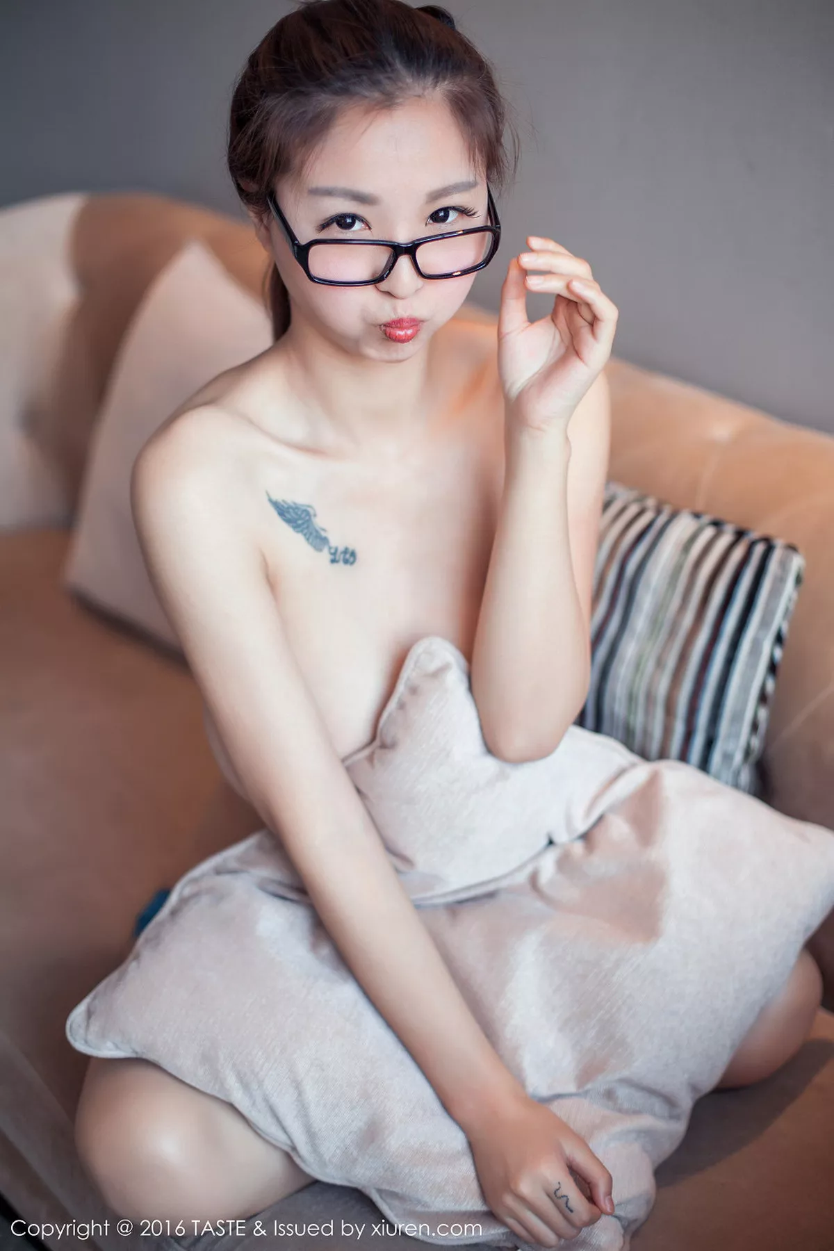 秀人集.com_[Taste顽味生活]Vol.011_巨乳嫩模Anglica半裸上身秀豪乳蓝色内裤性感写真55P