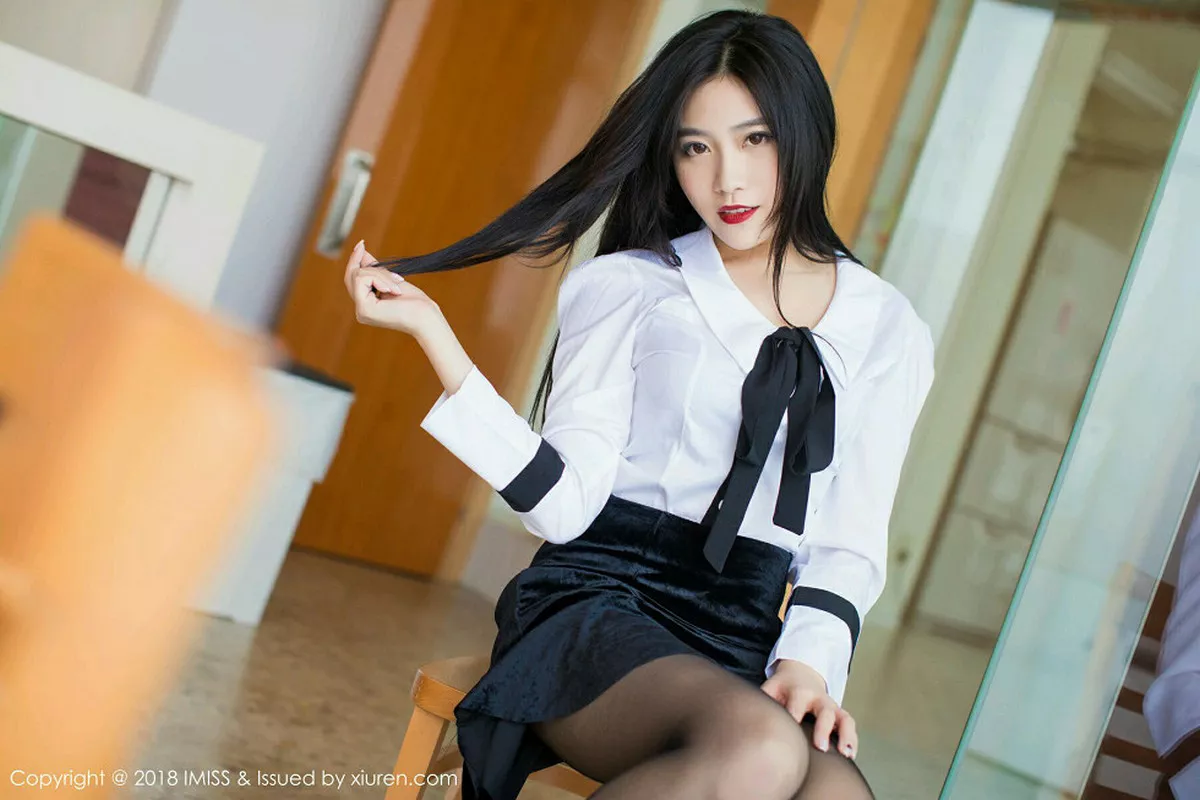 秀人集.com_[IMISS爱蜜社]Vol.239_女神许诺Sabrina日本旅拍白衬衣配黑短裙黑丝袜诱惑写真60P