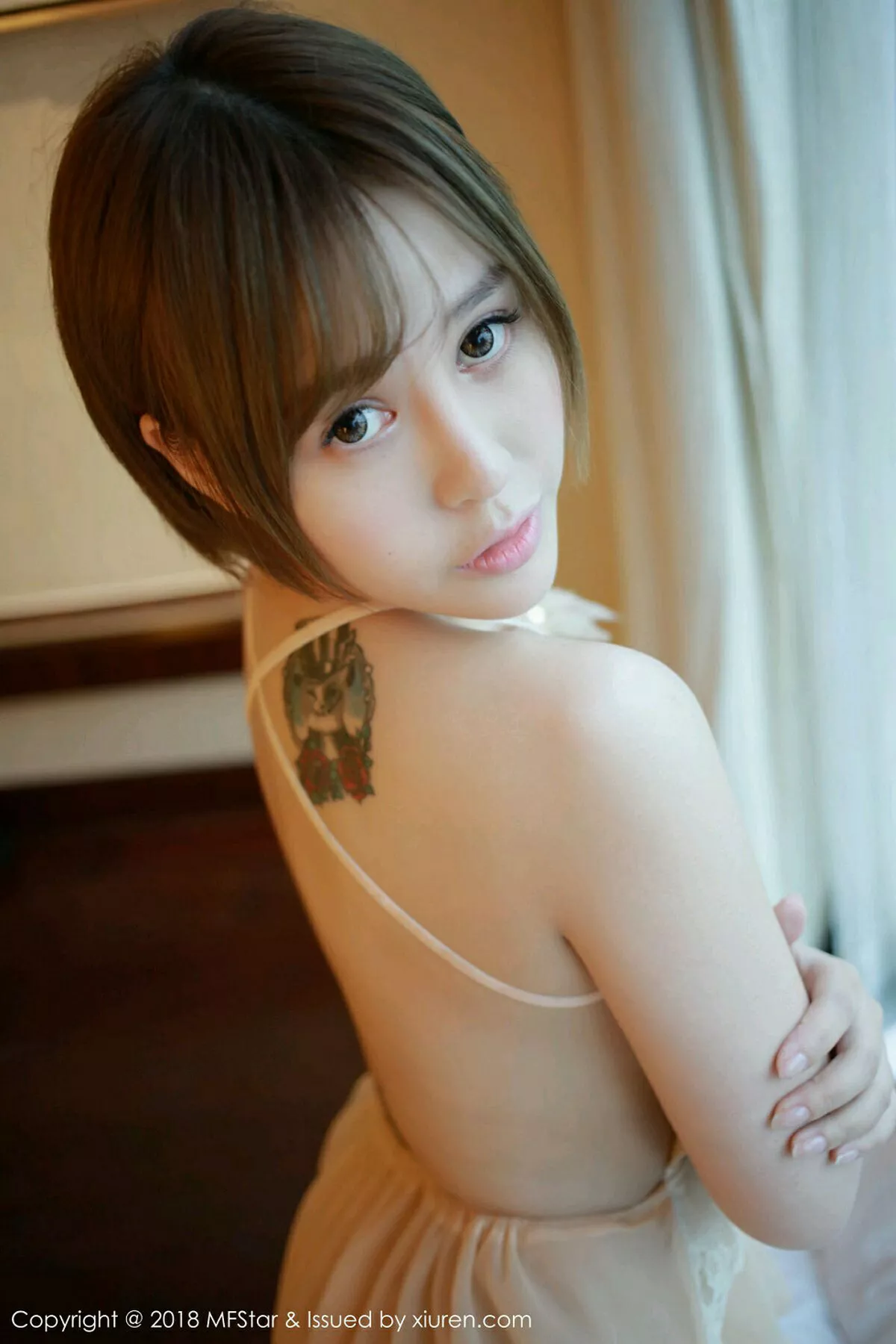 秀人集.com_[MFStar模范学院]Vol.125_女神Evelyn艾莉居家私房粉色吊带薄纱+半脱内衣诱惑写真52P