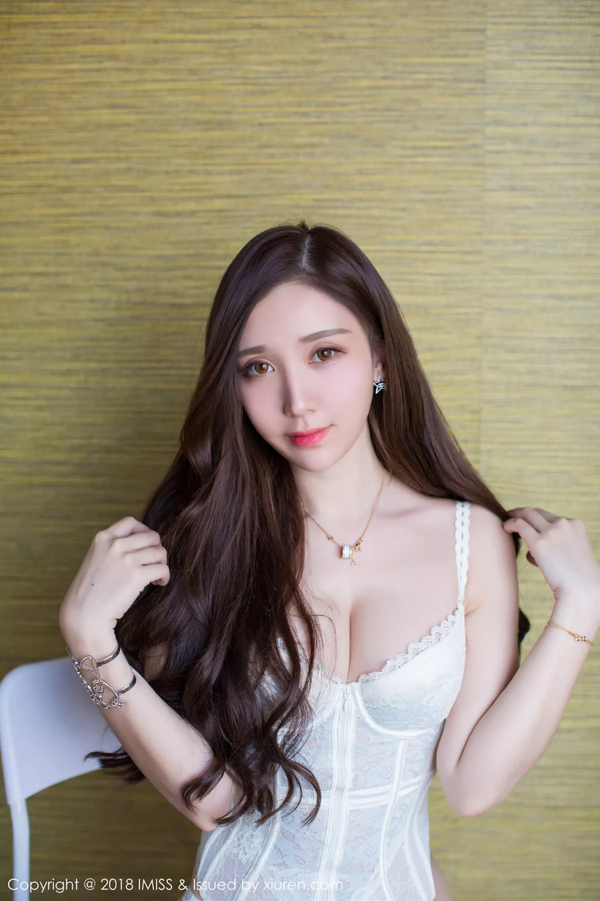 秀人集.com_[IMISS爱蜜社]Vol.242_嫩模淼淼萌萌哒北海道旅拍白色高叉连体内衣爆乳诱惑写真34P