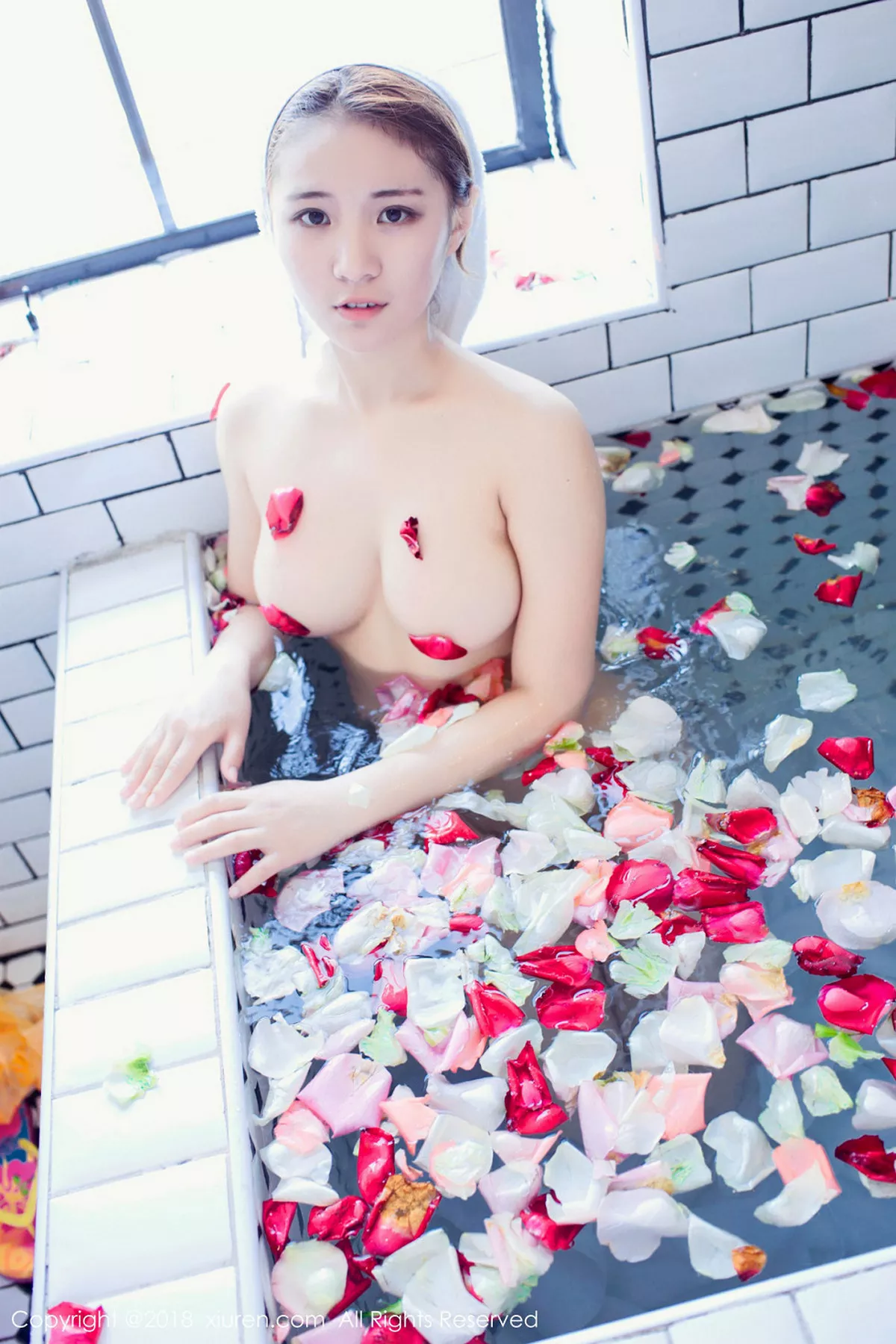 秀人集.com_[XiuRen秀人网]No.1050_嫩模久久Aimee浴池里全裸玫瑰花瓣浴秀浑圆豪乳诱惑写真44P
