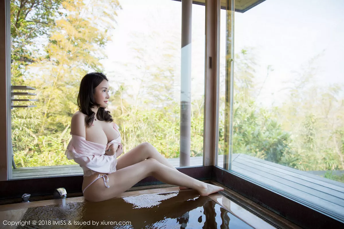 秀人集.com_[IMISS爱蜜社]Vol.244_女神沈蜜桃miko日本旅拍泳池里粉色薄纱真空露巨乳诱惑写真42P