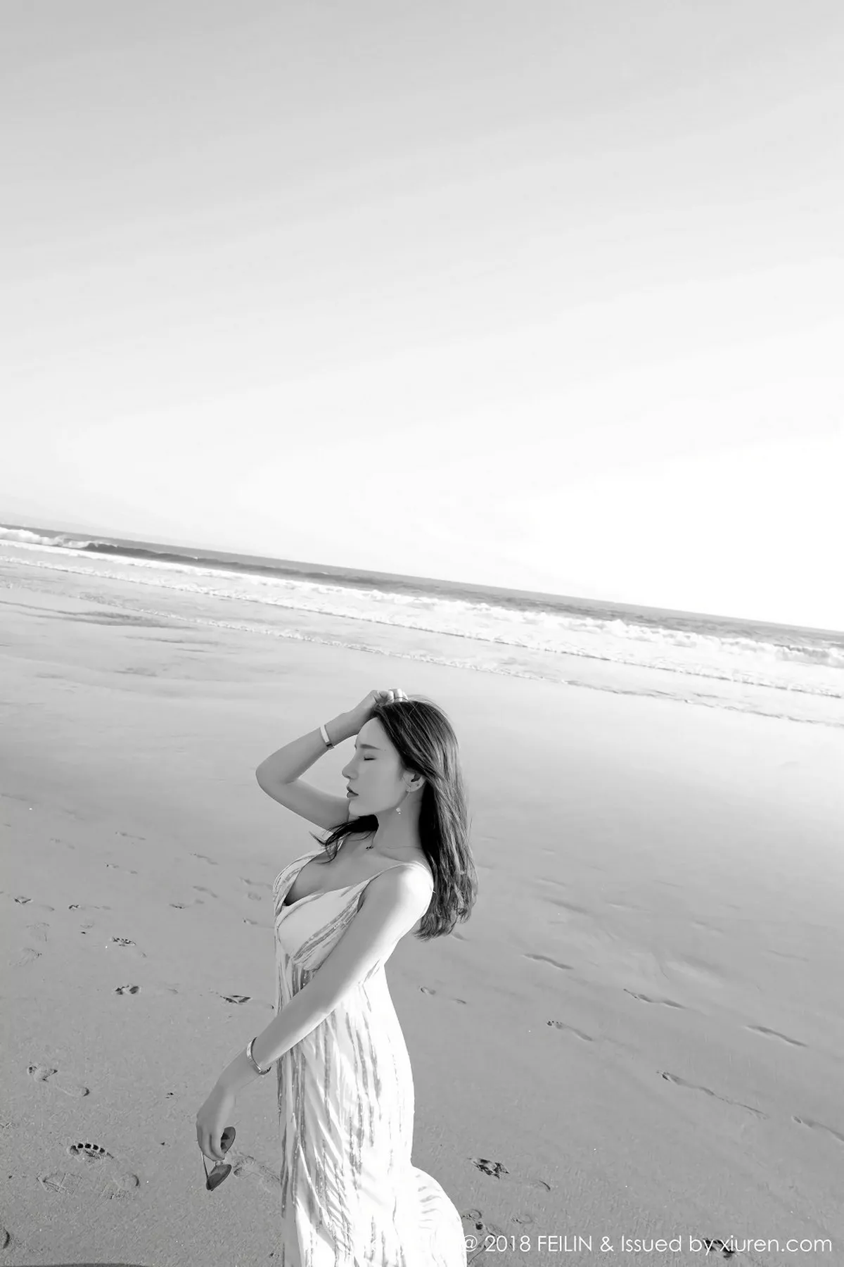 秀人集.com_[FeiLin嗲囡囡]Vol.144_美女主播周于希泳池里性感连体比基尼秀完美身材写真43P