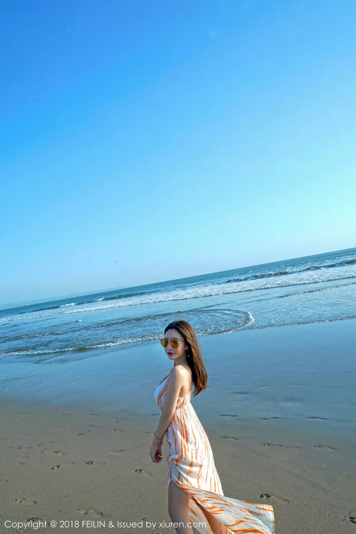 秀人集.com_[FeiLin嗲囡囡]Vol.144_美女主播周于希泳池里性感连体比基尼秀完美身材写真43P