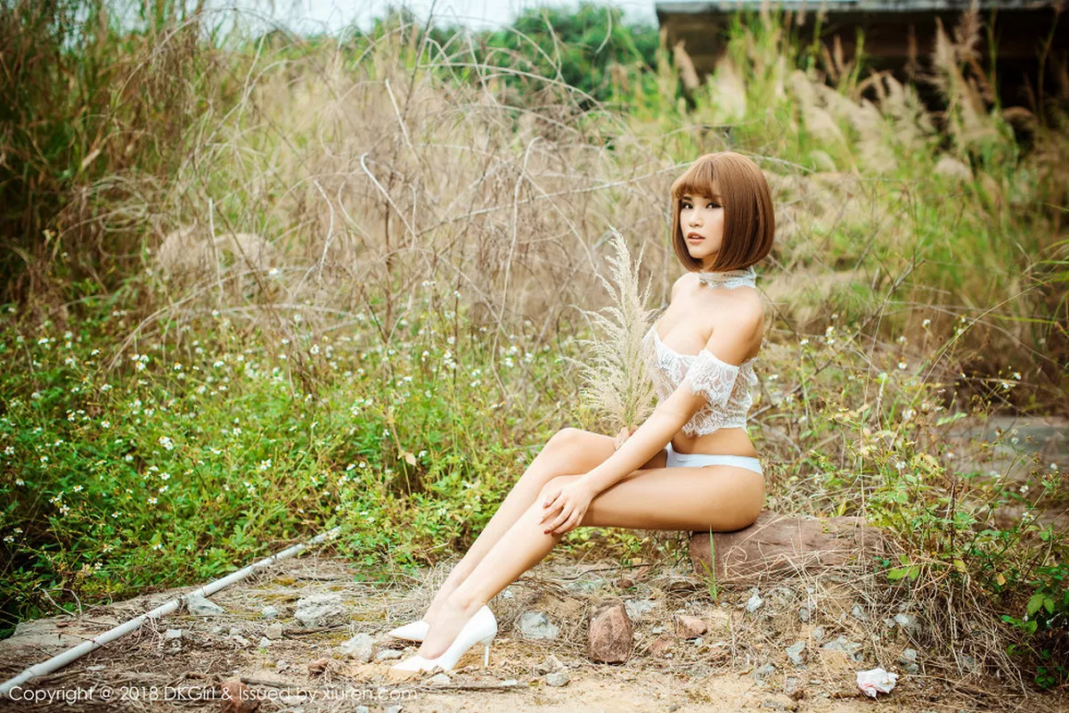 秀人集.com_[DKGirl御女郎]Vol.074_嫩模萌宝儿BoA户外白色蕾丝内衣美乳露点喷血诱惑写真50P