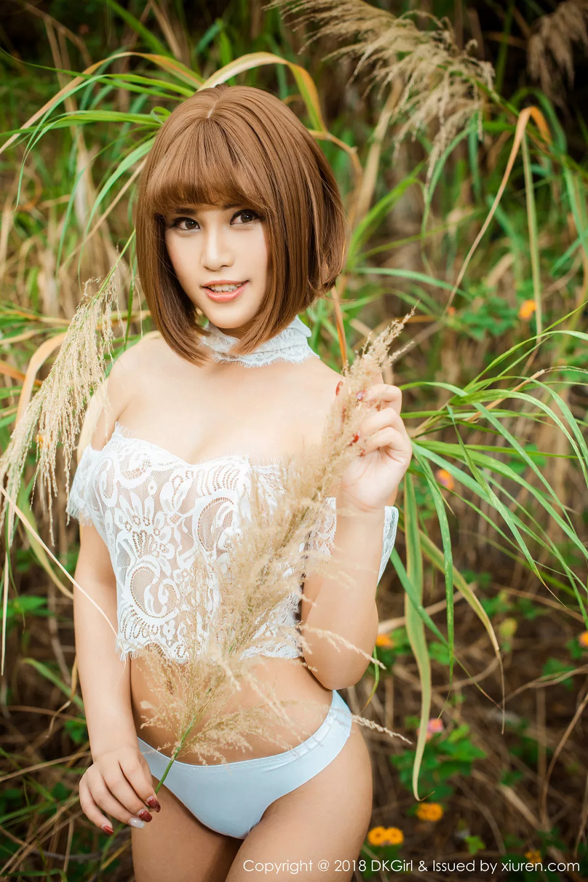 秀人集.com_[DKGirl御女郎]Vol.074_嫩模萌宝儿BoA户外白色蕾丝内衣美乳露点喷血诱惑写真50P