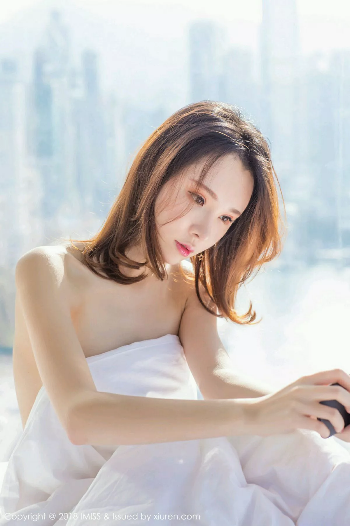 秀人集.com_[IMISS爱蜜社]Vol.273_女神萌琪琪Irene居家床上全裸上身半露豪乳撩人诱惑写真56P