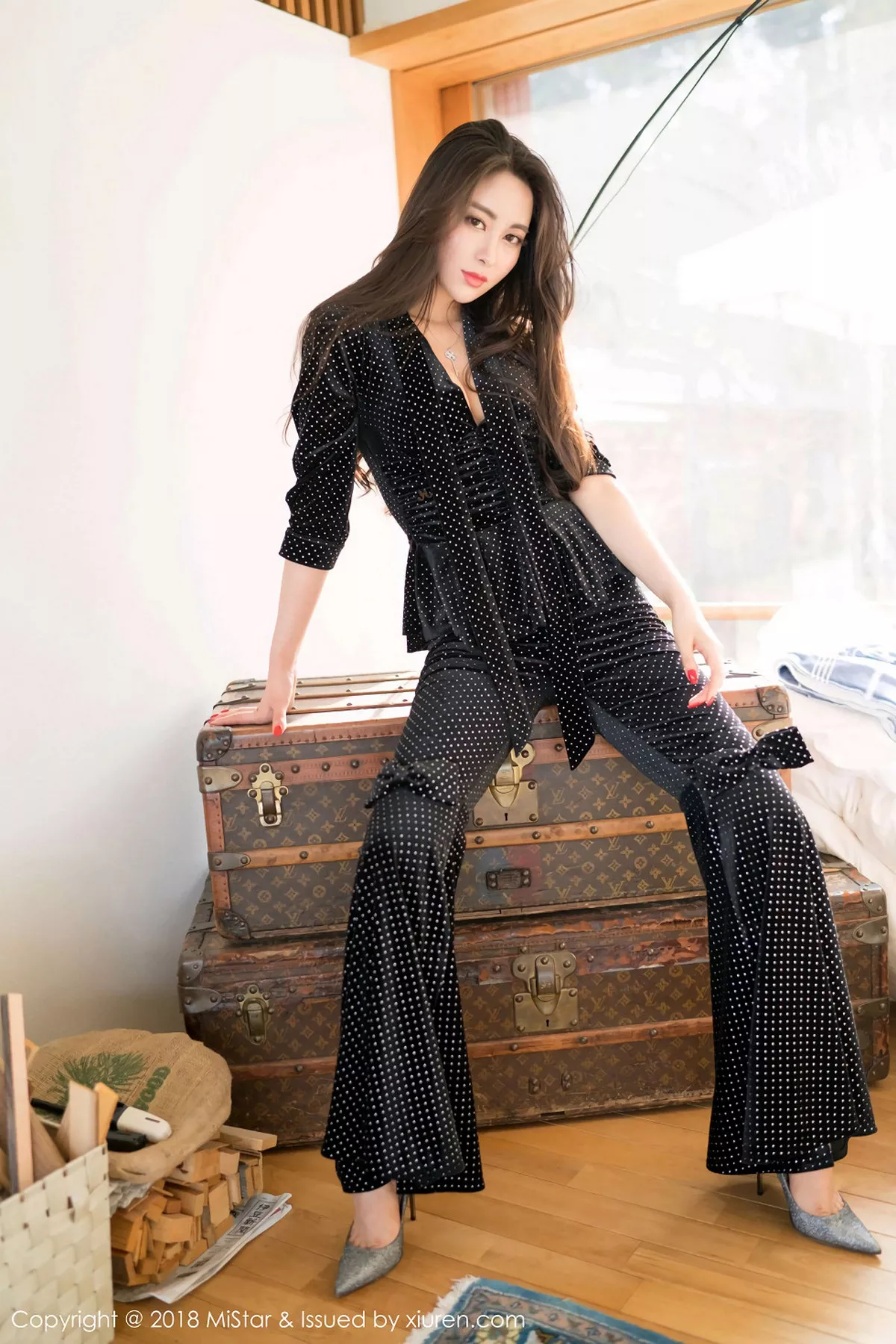 秀人集.com_[MiStar魅妍社]Vol.234_女神穆菲菲日本旅拍花色连身裙配无内肉丝裤袜惹火诱惑写真40P