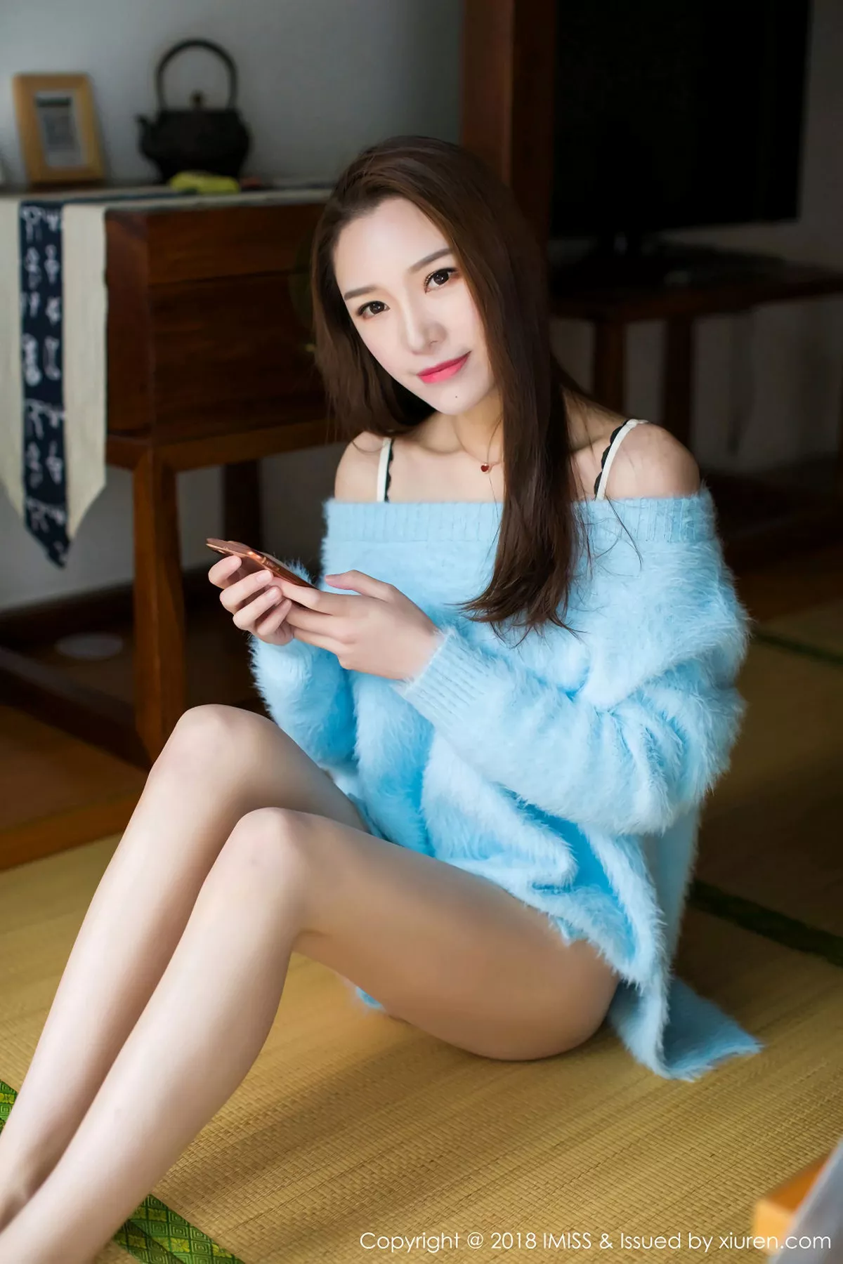 秀人集.com_[IMISS爱蜜社]Vol.274_嫩模Katrina居家脱低胸蓝色毛衣秀性感内衣完美身材写真33P