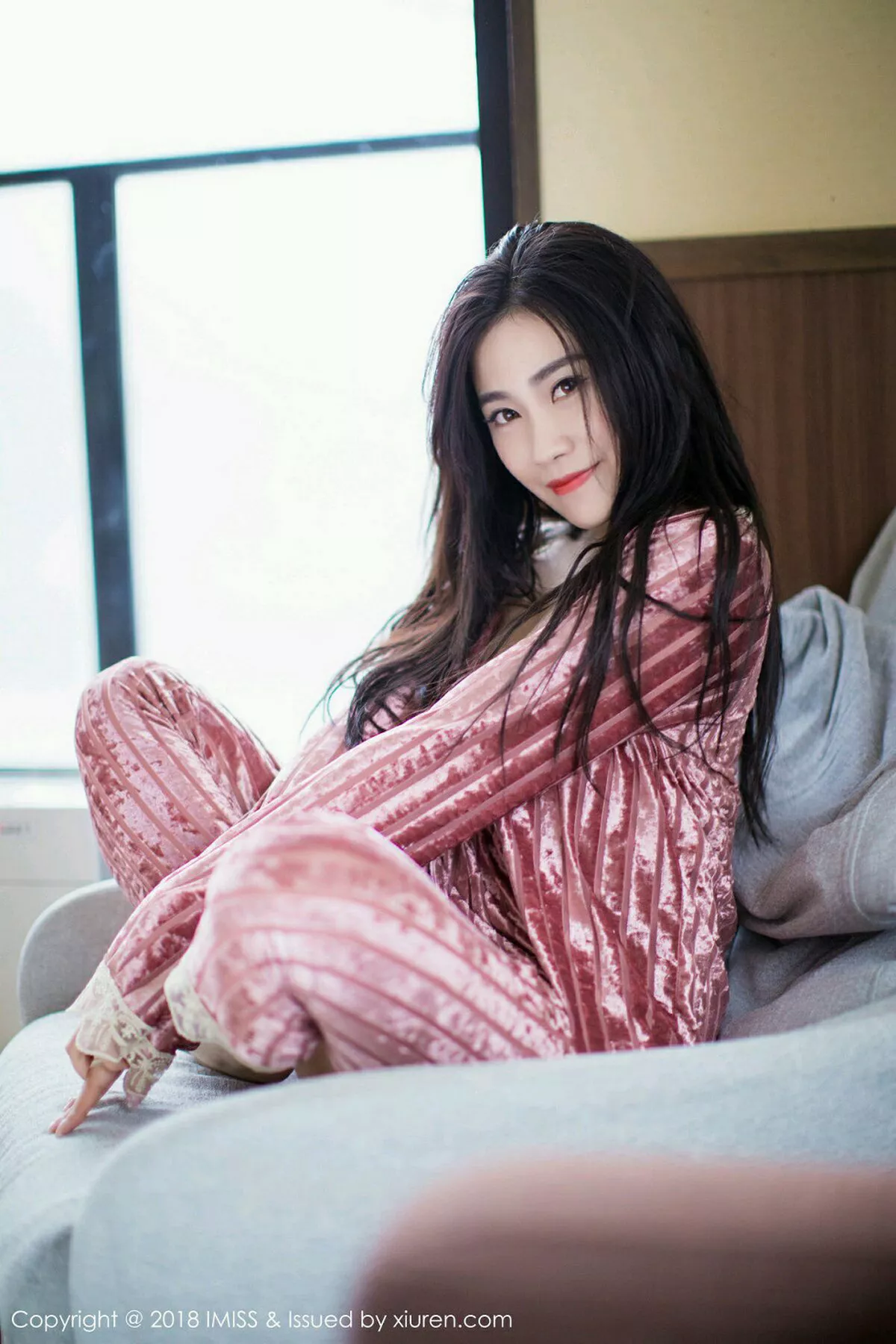 秀人集.com_[IMISS爱蜜社]Vol.272_女神许诺Sabrina北海道旅拍闪亮酒红色V领睡袍性感写真42P