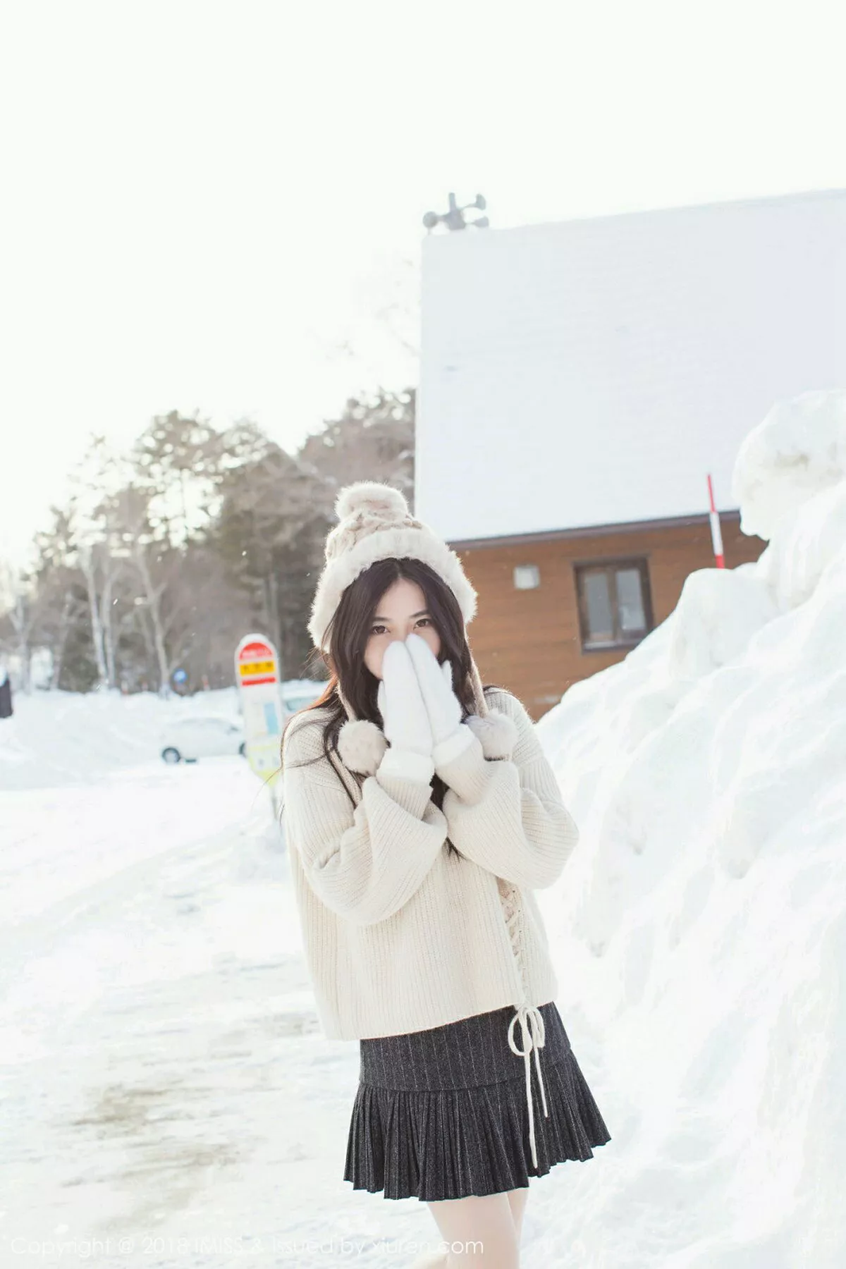 秀人集.com_[IMISS爱蜜社]Vol.272_女神许诺Sabrina北海道旅拍闪亮酒红色V领睡袍性感写真42P