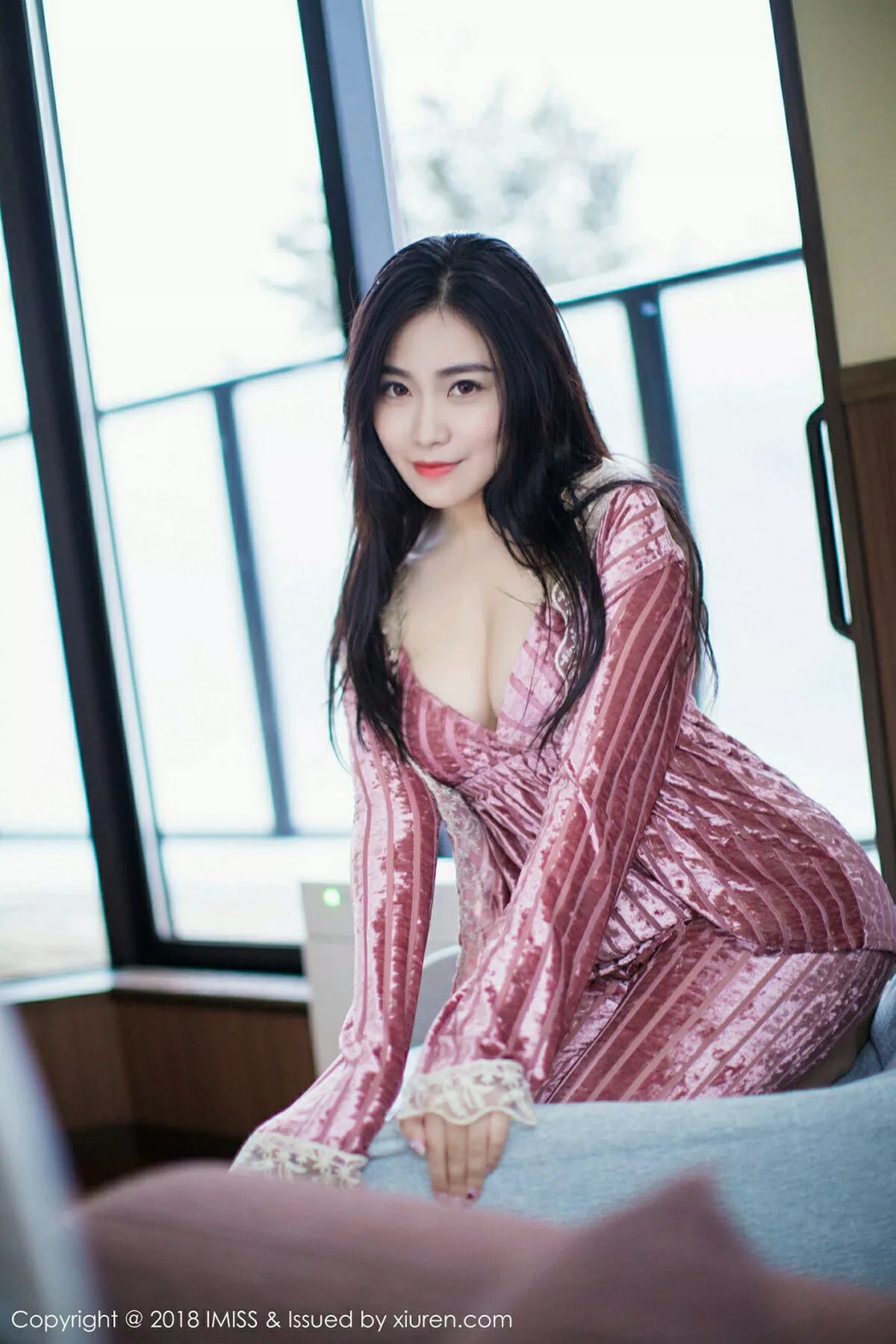 秀人集.com_[IMISS爱蜜社]Vol.272_女神许诺Sabrina北海道旅拍闪亮酒红色V领睡袍性感写真42P