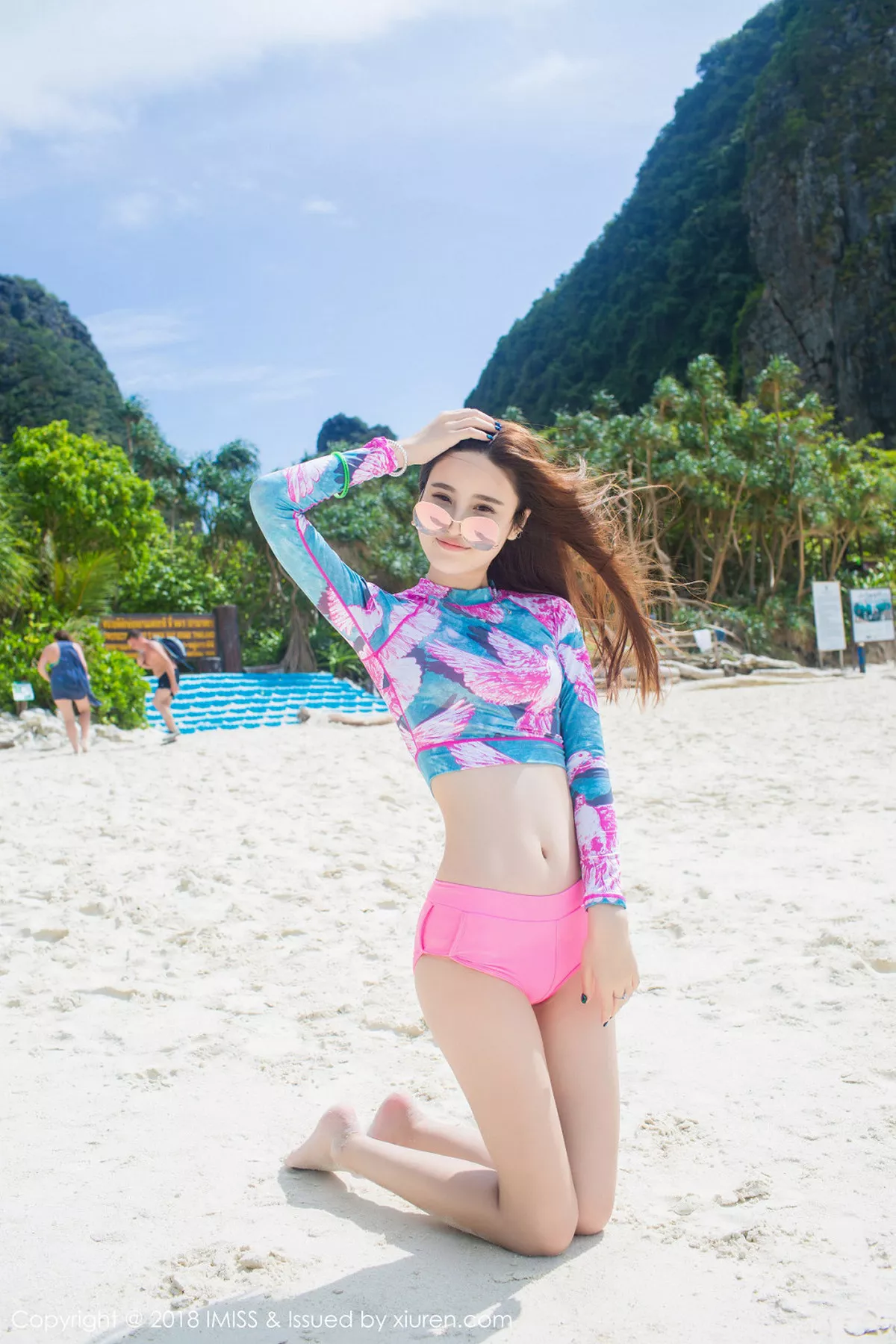 秀人集.com_[IMISS爱蜜社]Vol.279_丽质美女艾司沙滩边红色内裤+泳池边性感比基尼秀完美身材写真52P