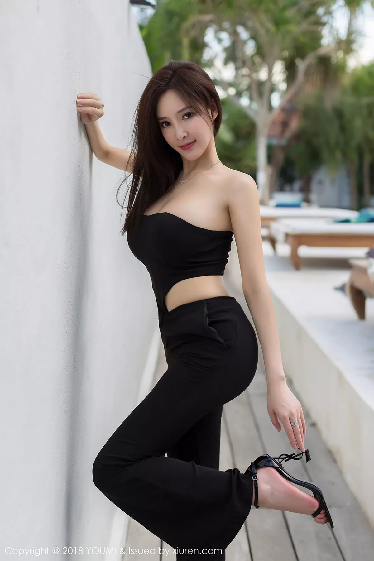 秀人集.com_[YouMi尤蜜荟]Vol.204_女神奶瓶土肥圆巴厘岛旅拍黑色露背连身裙妩媚诱惑写真49P