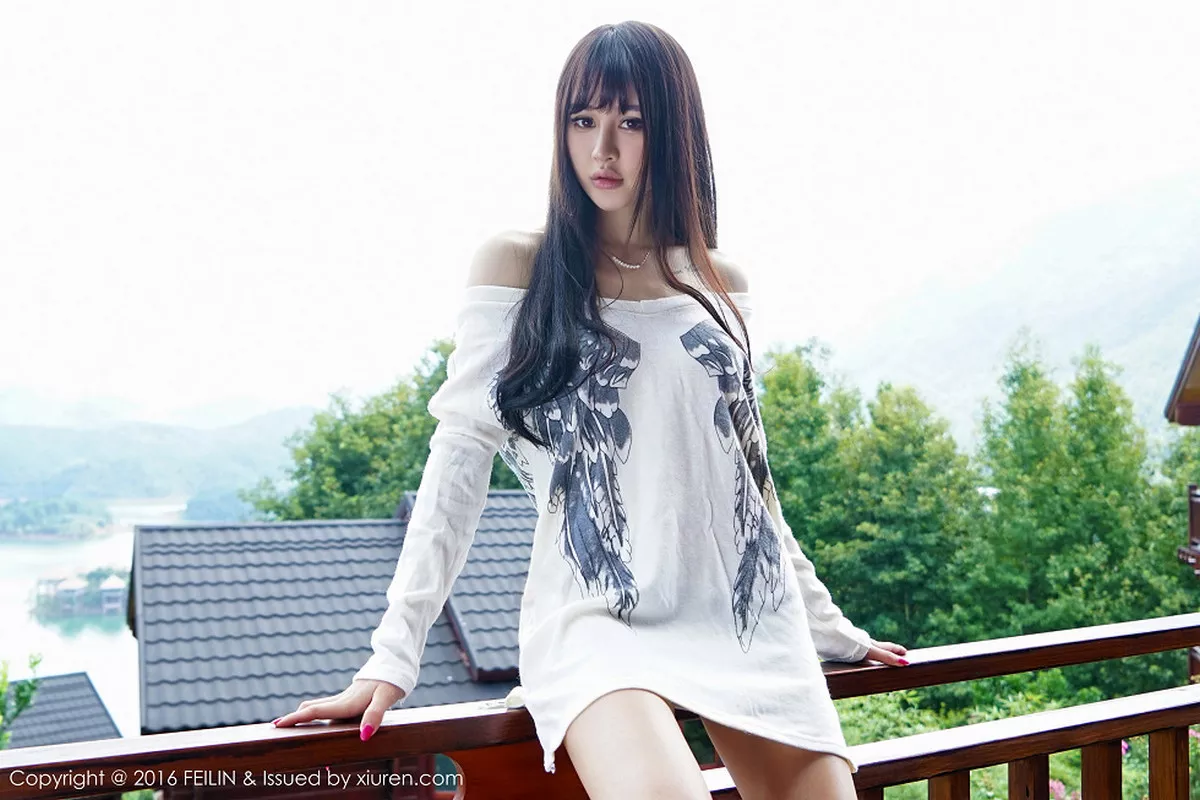 秀人集.com_[FeiLin嗲囡囡]Vol.053_嫩模Cheryl青树撩上衣秀半球粉红内裤性感迷人写真44P