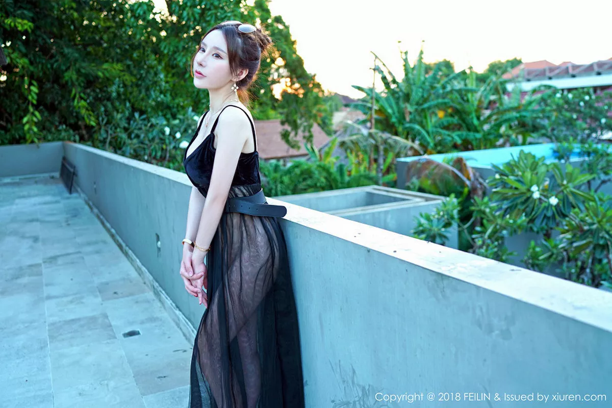 秀人集.com_[FeiLin嗲囡囡]Vol.163_女神周于希菲律宾旅拍无内黑丝裤袜+泳池真空薄纱诱惑写真41P