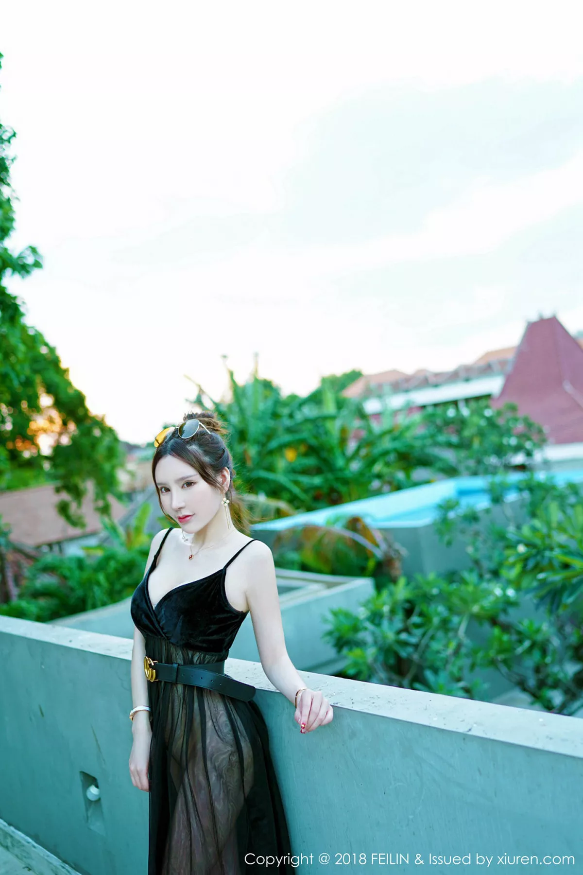 秀人集.com_[FeiLin嗲囡囡]Vol.163_女神周于希菲律宾旅拍无内黑丝裤袜+泳池真空薄纱诱惑写真41P