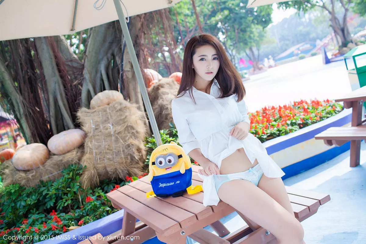 秀人集.com_[IMISS爱蜜社]Vol.053_嫩模夏茉GIGI小清新街拍白色衬衣迷人内裤写真50P