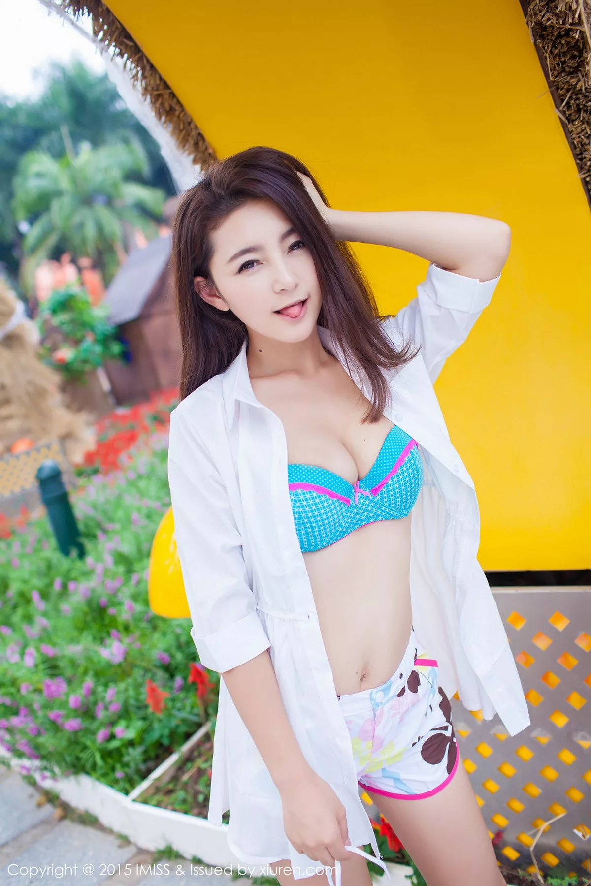 秀人集.com_[IMISS爱蜜社]Vol.053_嫩模夏茉GIGI小清新街拍白色衬衣迷人内裤写真50P