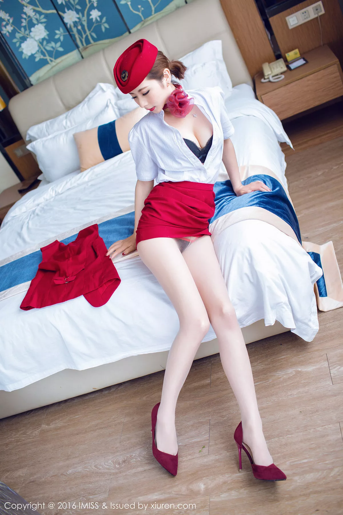 秀人集.com_[IMISS爱蜜社]Vol.082_嫩模莉莉Lily红色空姐制服肉丝美腿性感翘臀诱惑写真50P