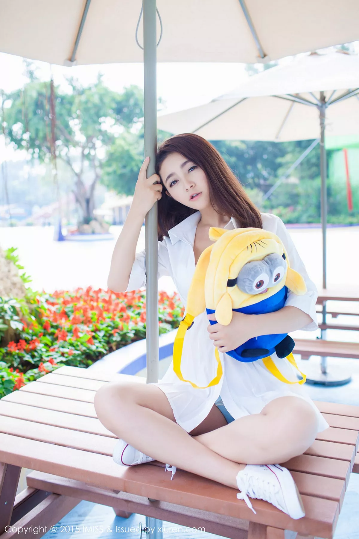 秀人集.com_[IMISS爱蜜社]Vol.053_嫩模夏茉GIGI小清新街拍白色衬衣迷人内裤写真50P